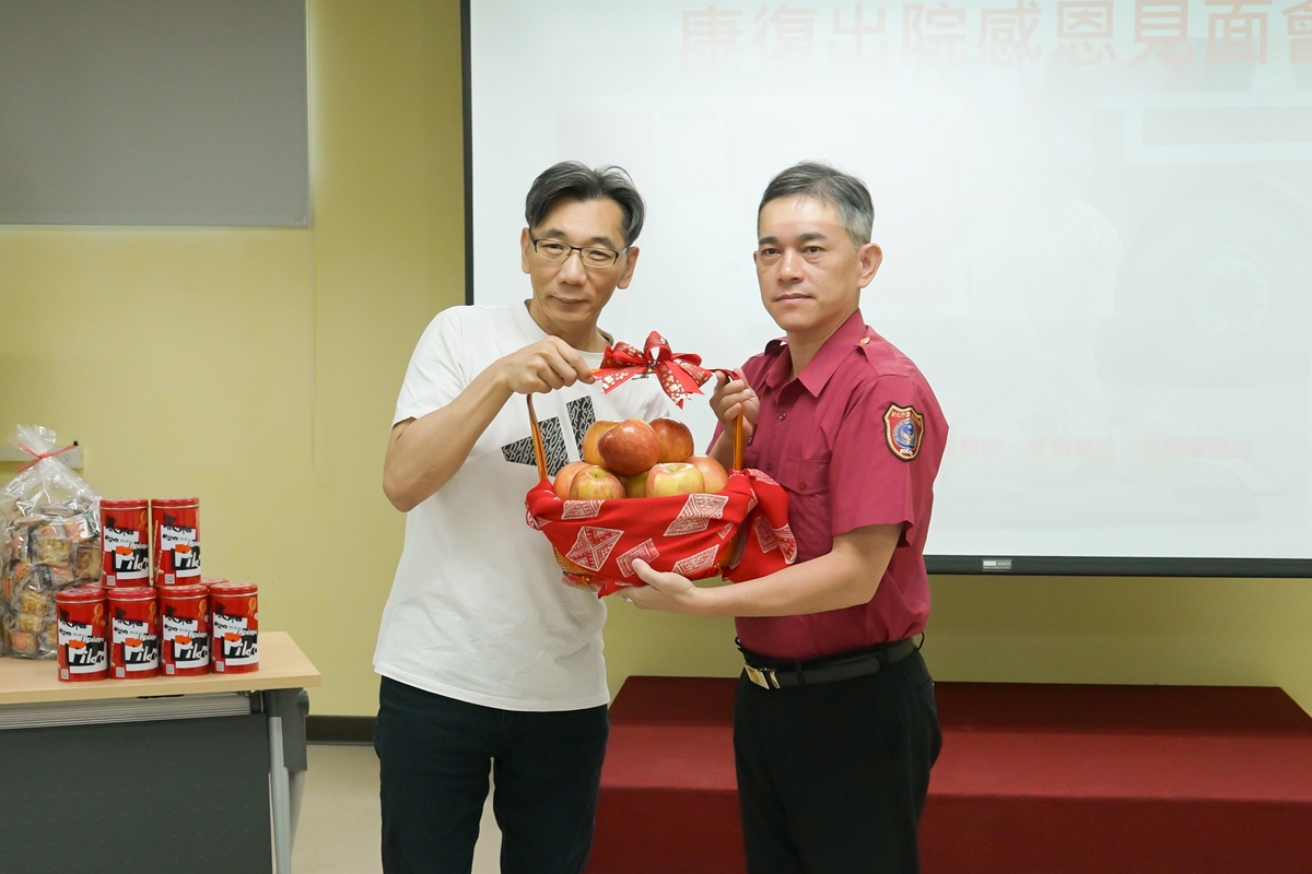 傅先生致贈蘋果，感恩消防弟兄。
