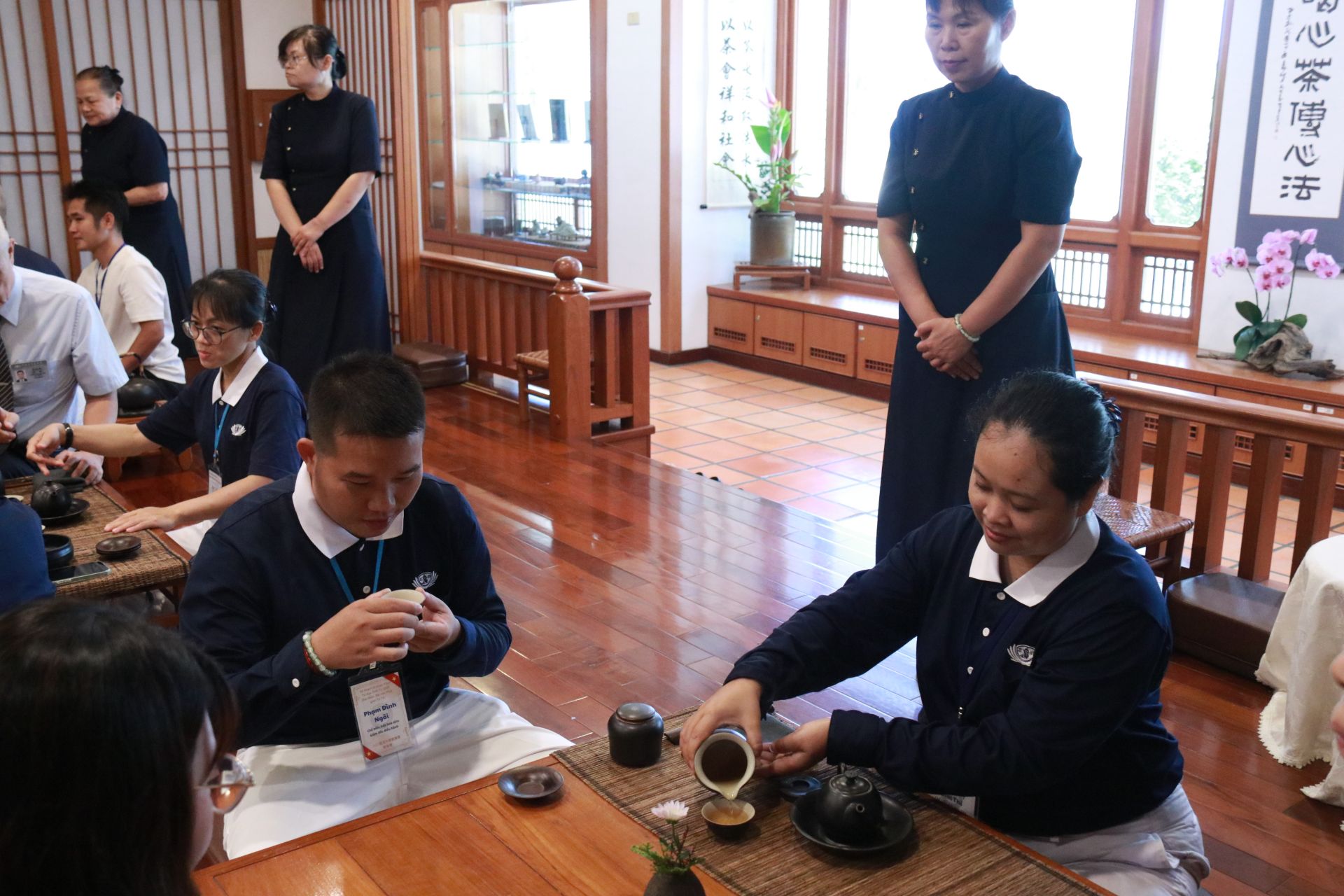 青年實業家范廷義第二度來參加，上次參加感動滿滿，他更在公司推素和靜思語