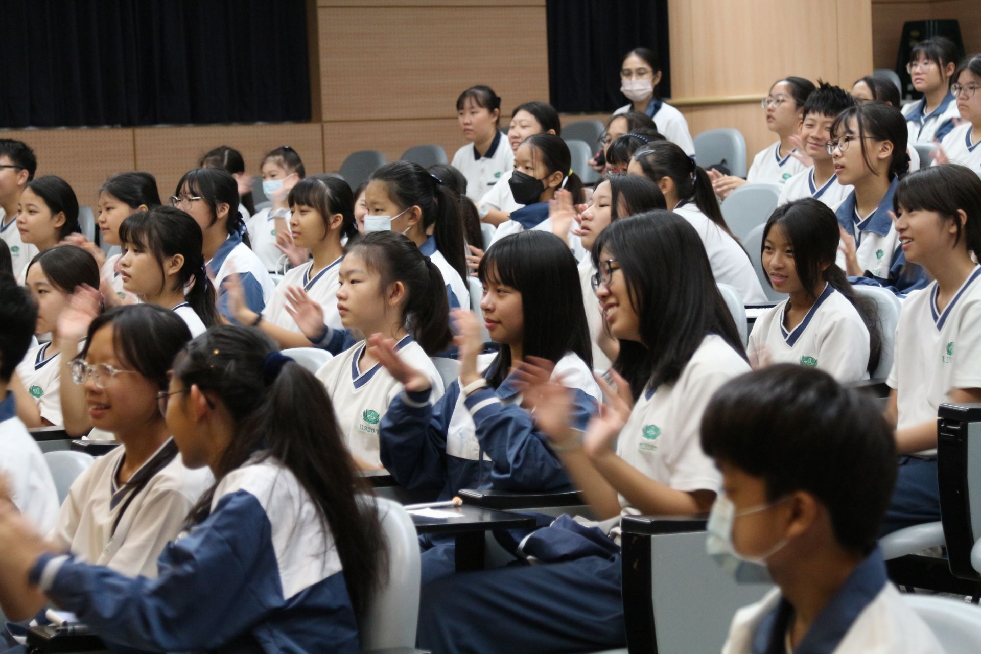 2025年9月14日，慈濟大學附屬高級中學（慈大附中）天文館階梯教室裡，傳來一陣陣笑聲與掌聲。