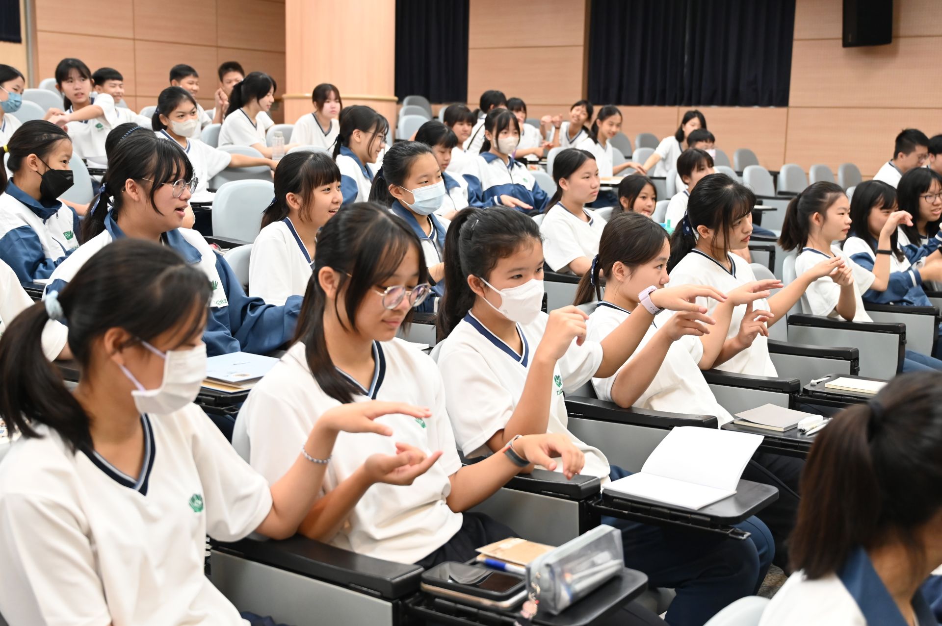 活動由破冰遊戲揭開序幕，學生們彼此熟悉、氣氛熱絡。