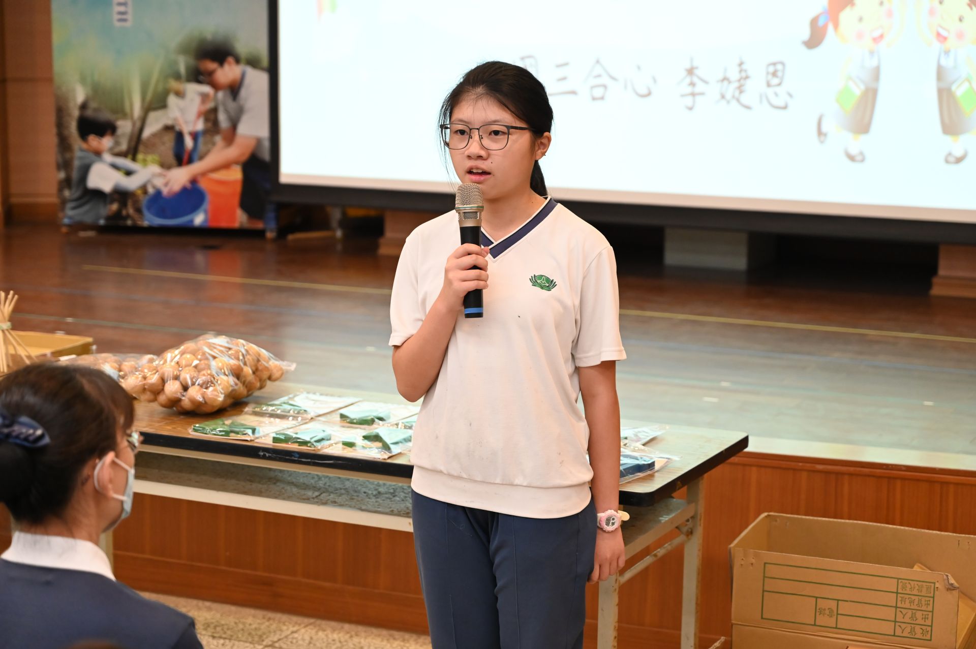 學生代表李婕恩接續以「愛的傳承與接力」分享心路，表達願將年輕的熱情化作溫暖，帶