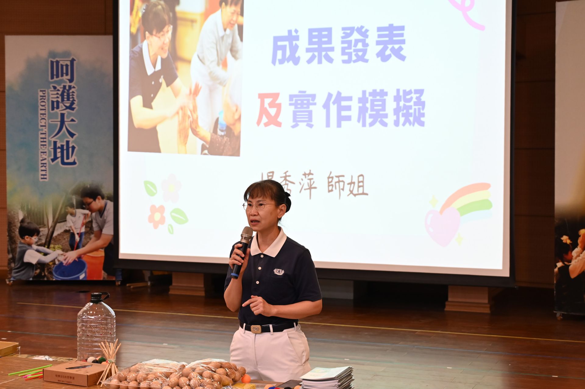 學生們分組討論、設計教案，從熱身操到團康活動，認真發想如何讓長者參與其中，並在模擬實作中展現成果。