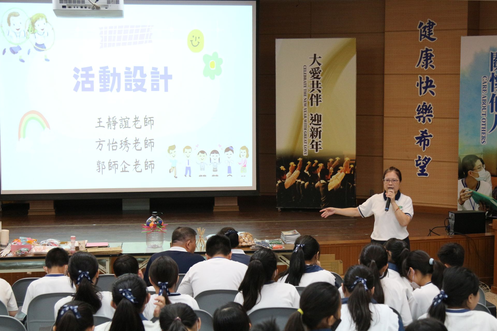 課程尾聲，王靜誼老師叮嚀大家未來服務時，需以「耐心、愛心、尊重」為核心，並再次強調安全的重要。