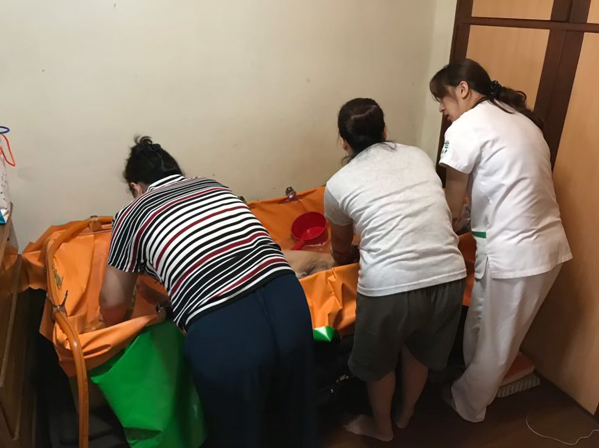 教導家屬原床泡澡技巧