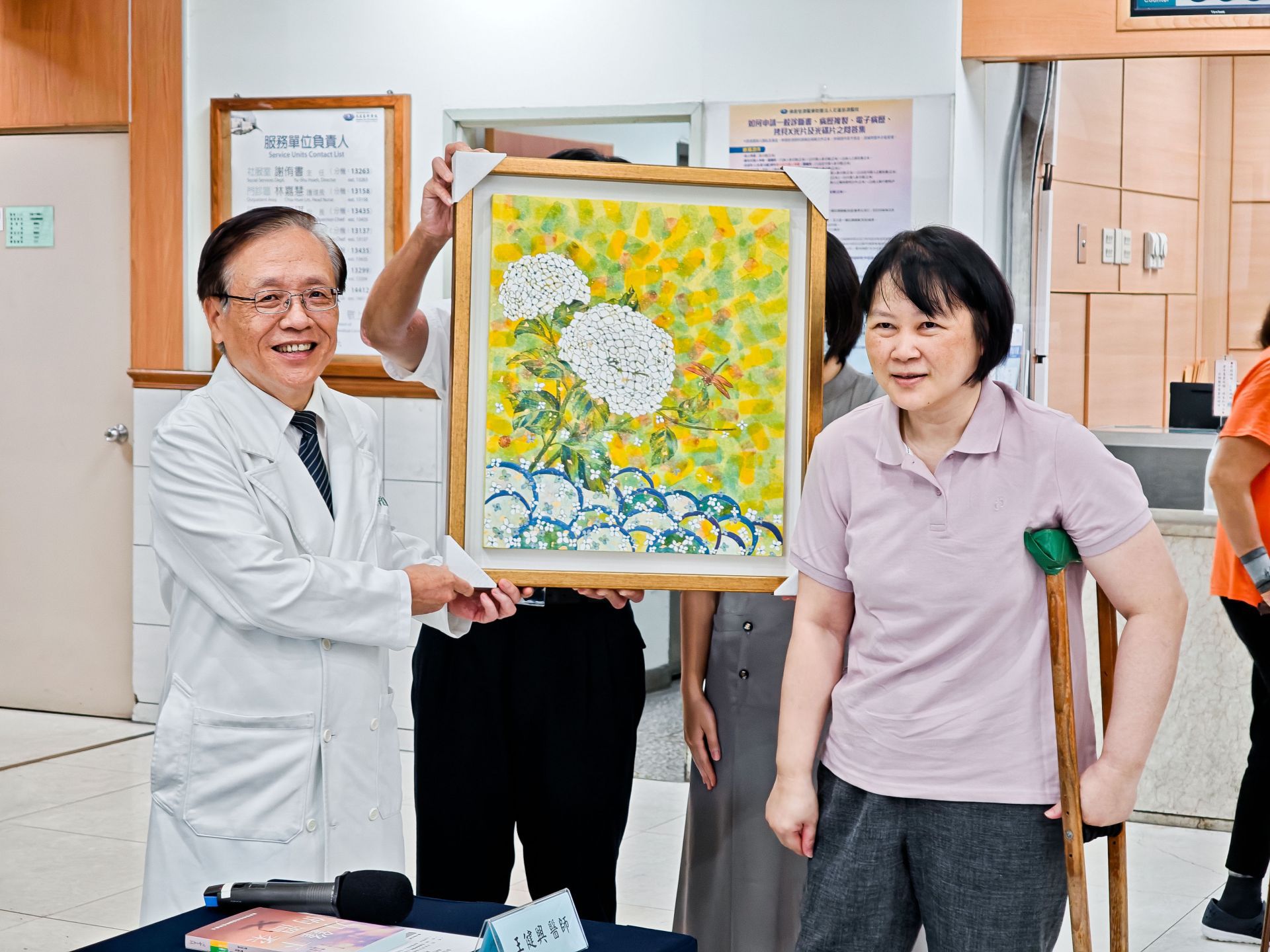 病友黃秀政說，她曾經很任性的告訴醫師，「如果要為保命而截肢，那她也不想活了。」沒想到醫療團隊不僅救回她一命，簡守信醫師更救回她一條腿。她特地創作一幅膠彩畫贈與簡守信院長，感恩他當年八個月的住院陪伴與治療。