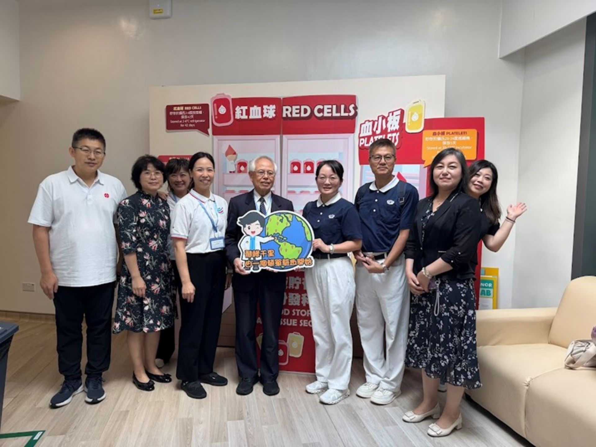慈濟香港分會志工亦於 9 月 16 日前往香港紅十字會輸血服務總部參訪，交流並且經驗分享，包括慈濟骨髓幹細胞中心在教育推廣與志工培訓的用心。