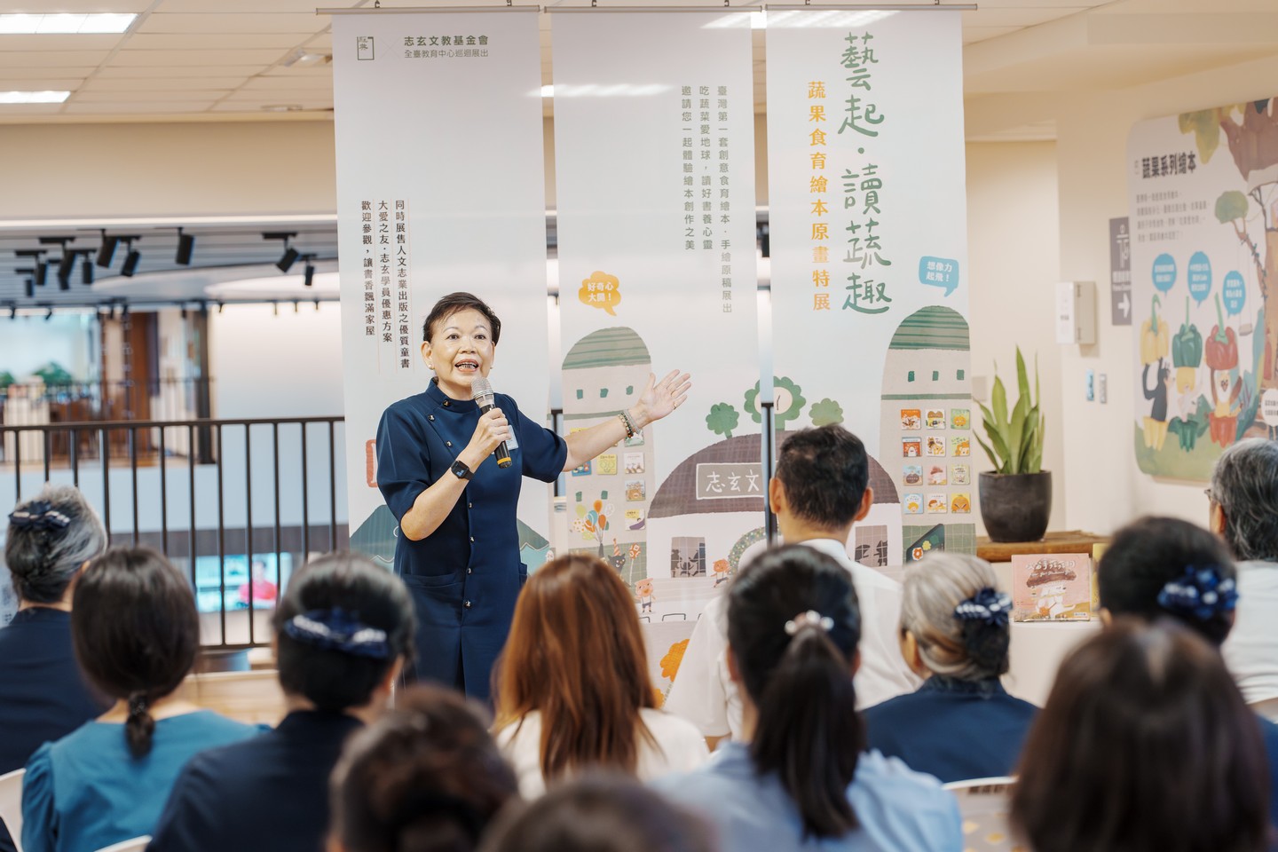 慈濟志工蔡美蓮師姊感動表示，這次展覽為社區帶來了很不一樣的人文氣質，大家都可以一起來學習，透過閱讀增廣見聞。