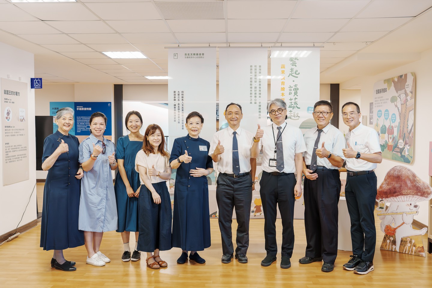 「藝起‧讀蔬趣：蔬果食育繪本原畫特展」，展出四位台灣本土插畫家的四十餘幅蔬果繪本原畫作品與會來賓合影。