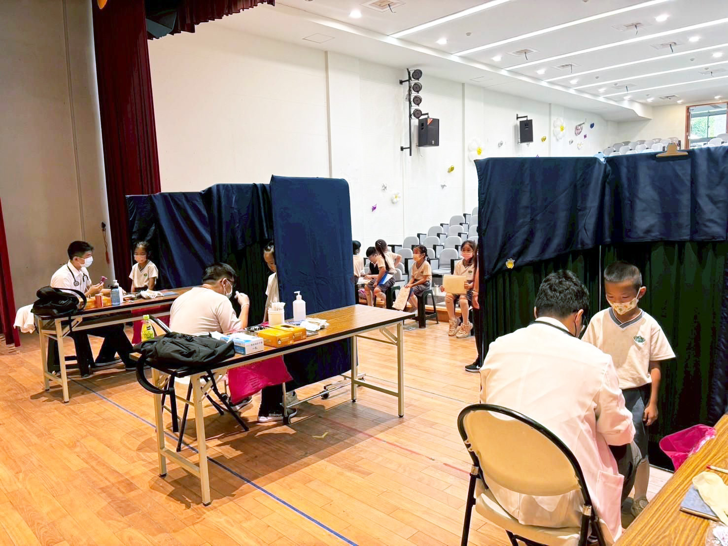 醫師叔叔幫我們檢查身體健康