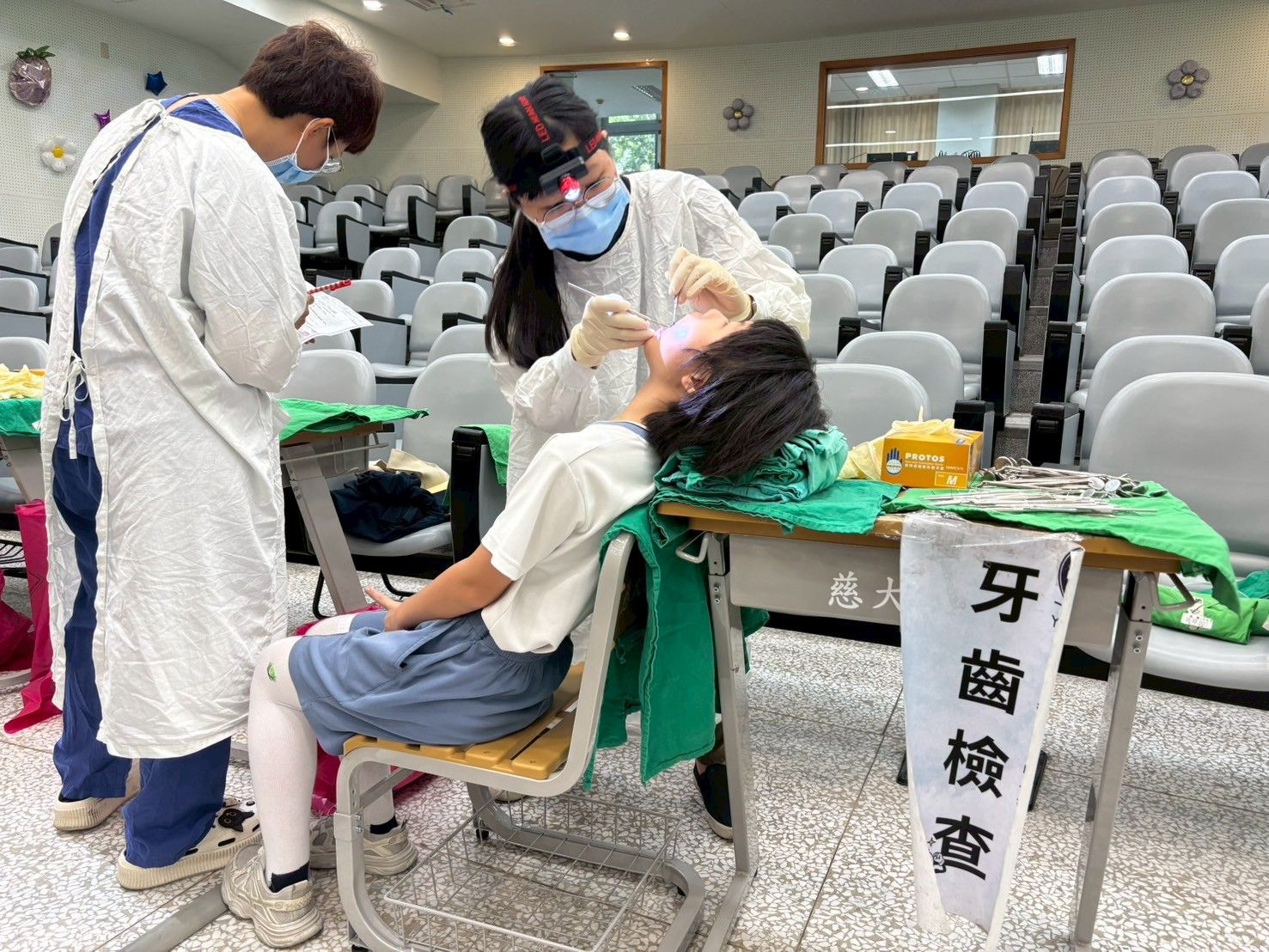 張開嘴巴檢查牙齒