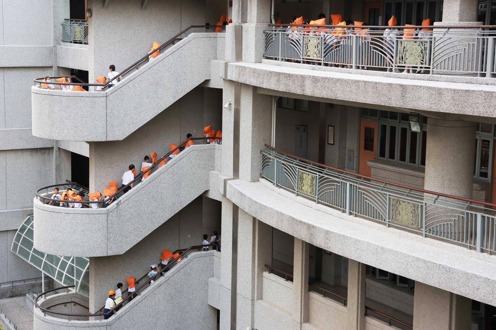 海嘯警報聲響起，學生依規劃路線迅速往四樓高處移動。