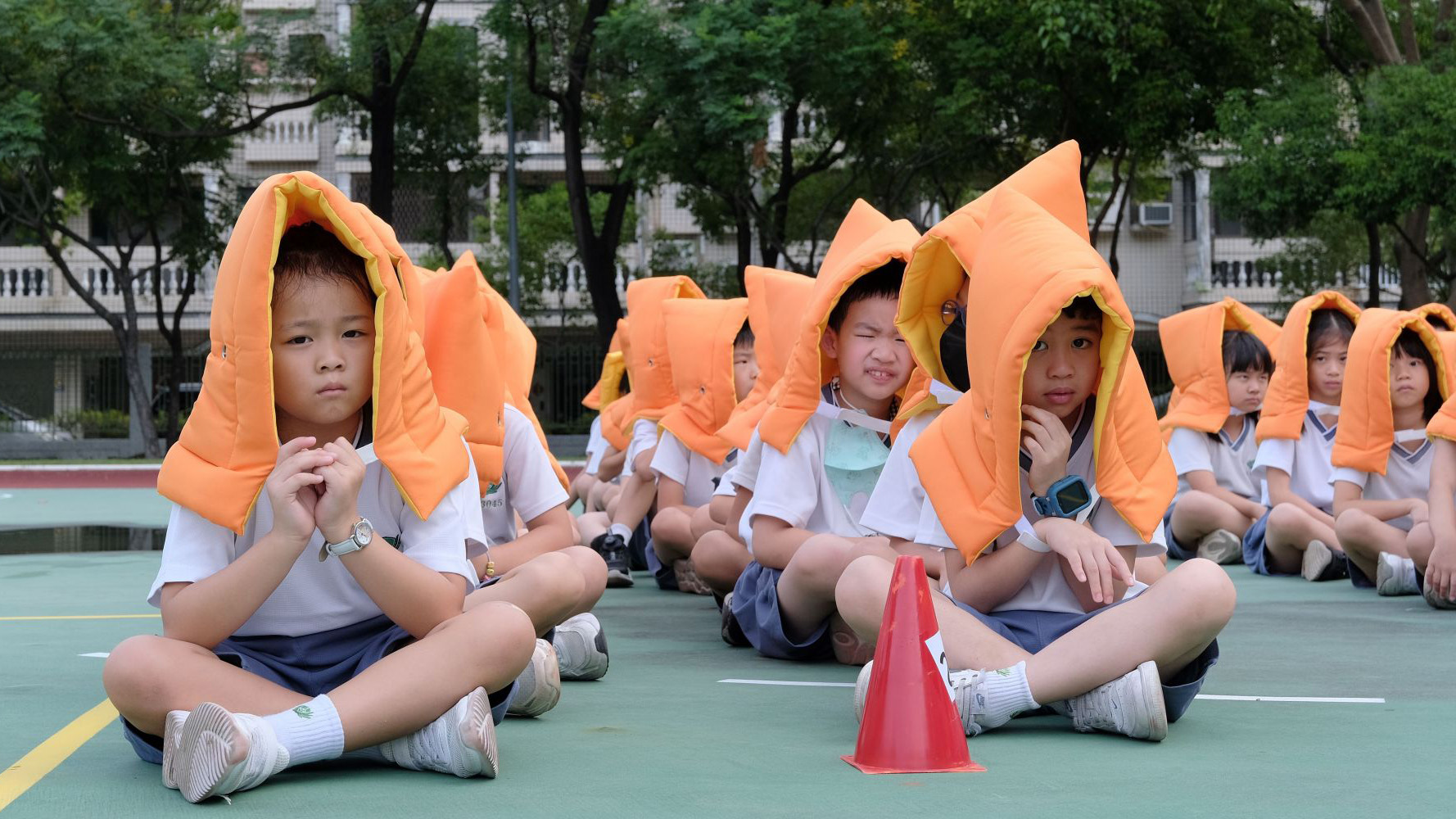 學生安靜專注的參與防災逃生演練。
