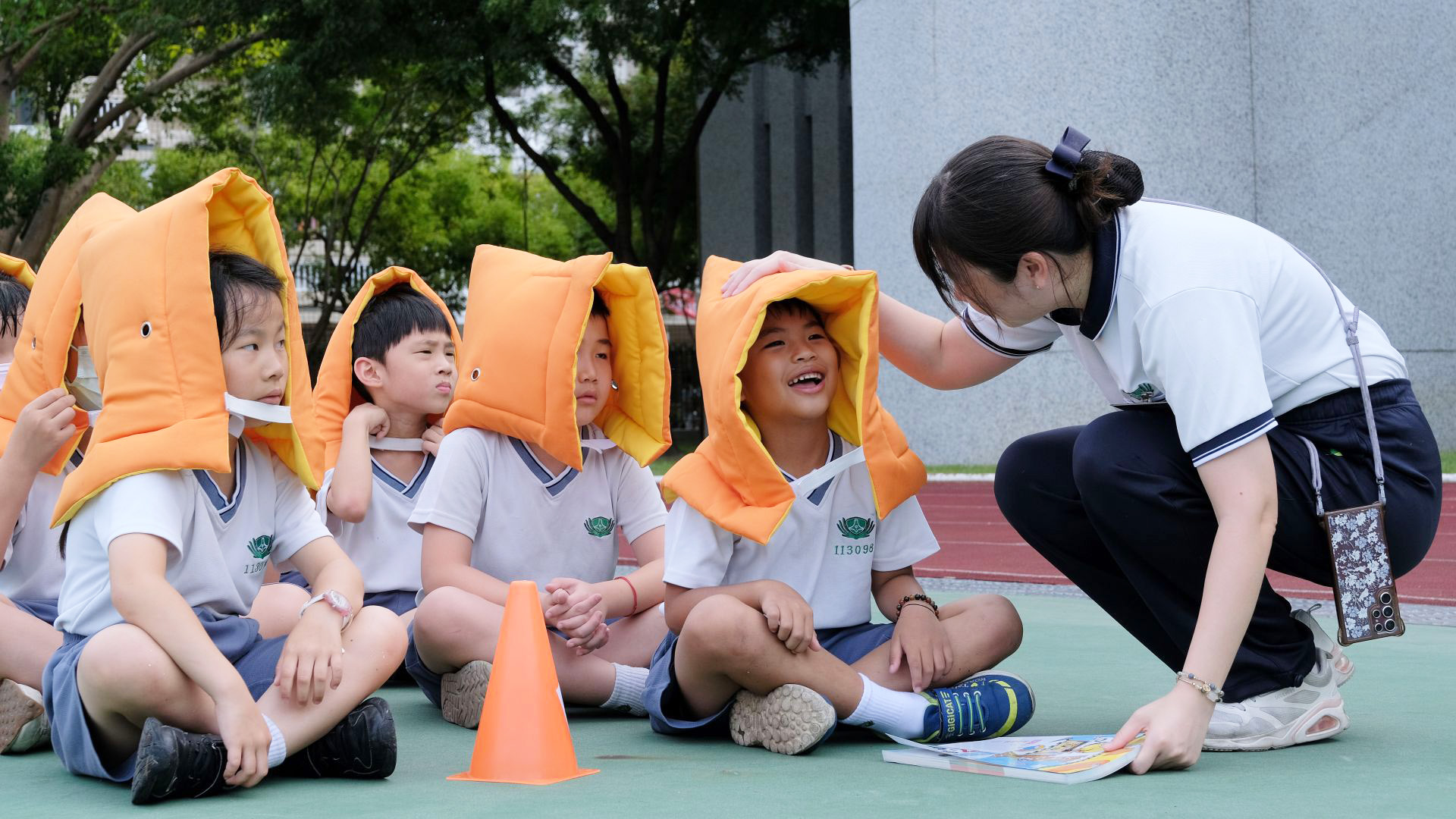 老師關心及鼓勵孩子在防災演練中保持冷靜。