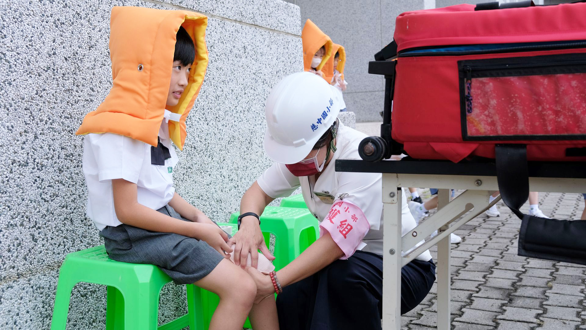 防災救護小組協助學生進行檢傷與照護。