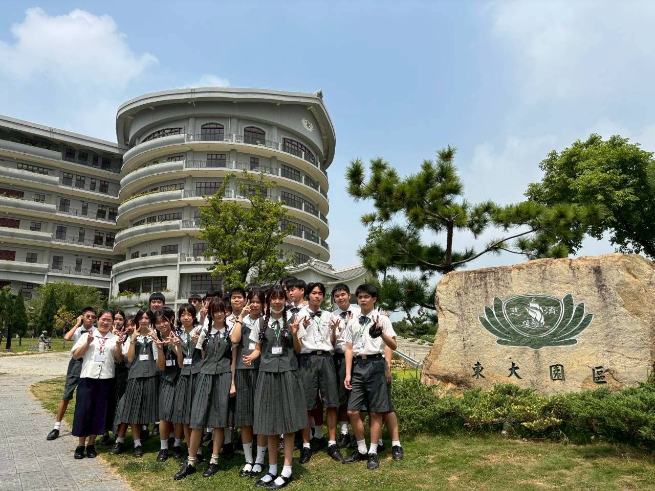 戴上導覽耳機聆聽師姑的解說後，師生在充滿青草香和花香的園區合影。