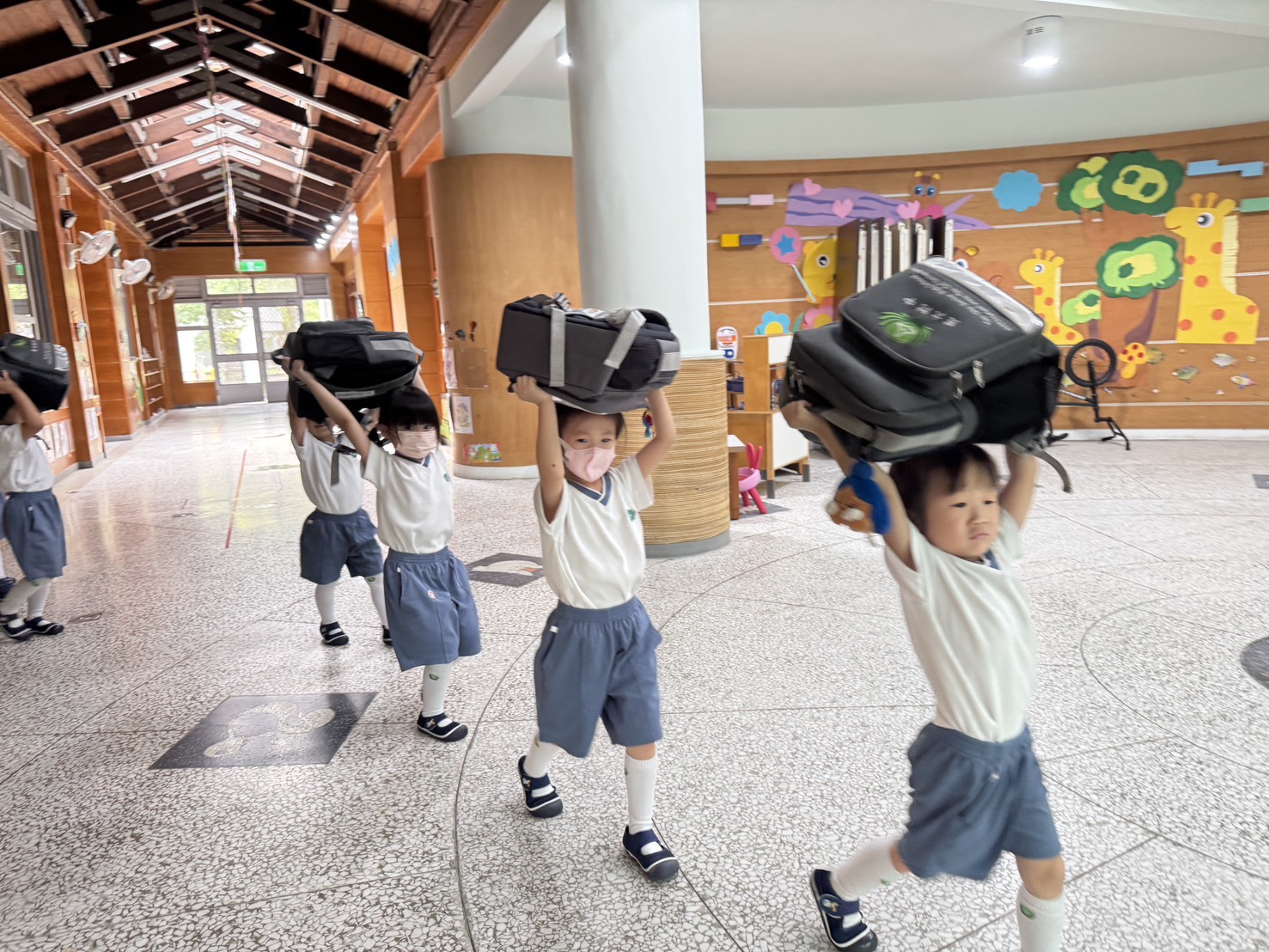 慈幼寶貝依序離開疏散不慌亂