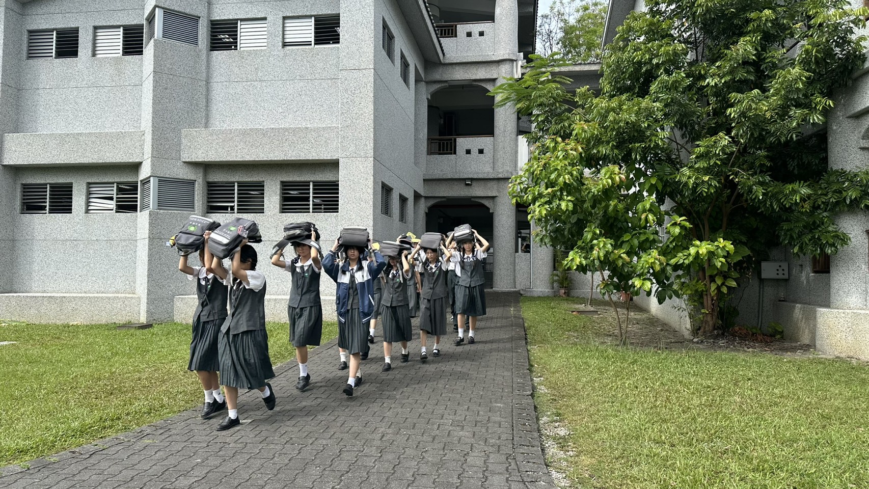 學生有秩序的從教室避難