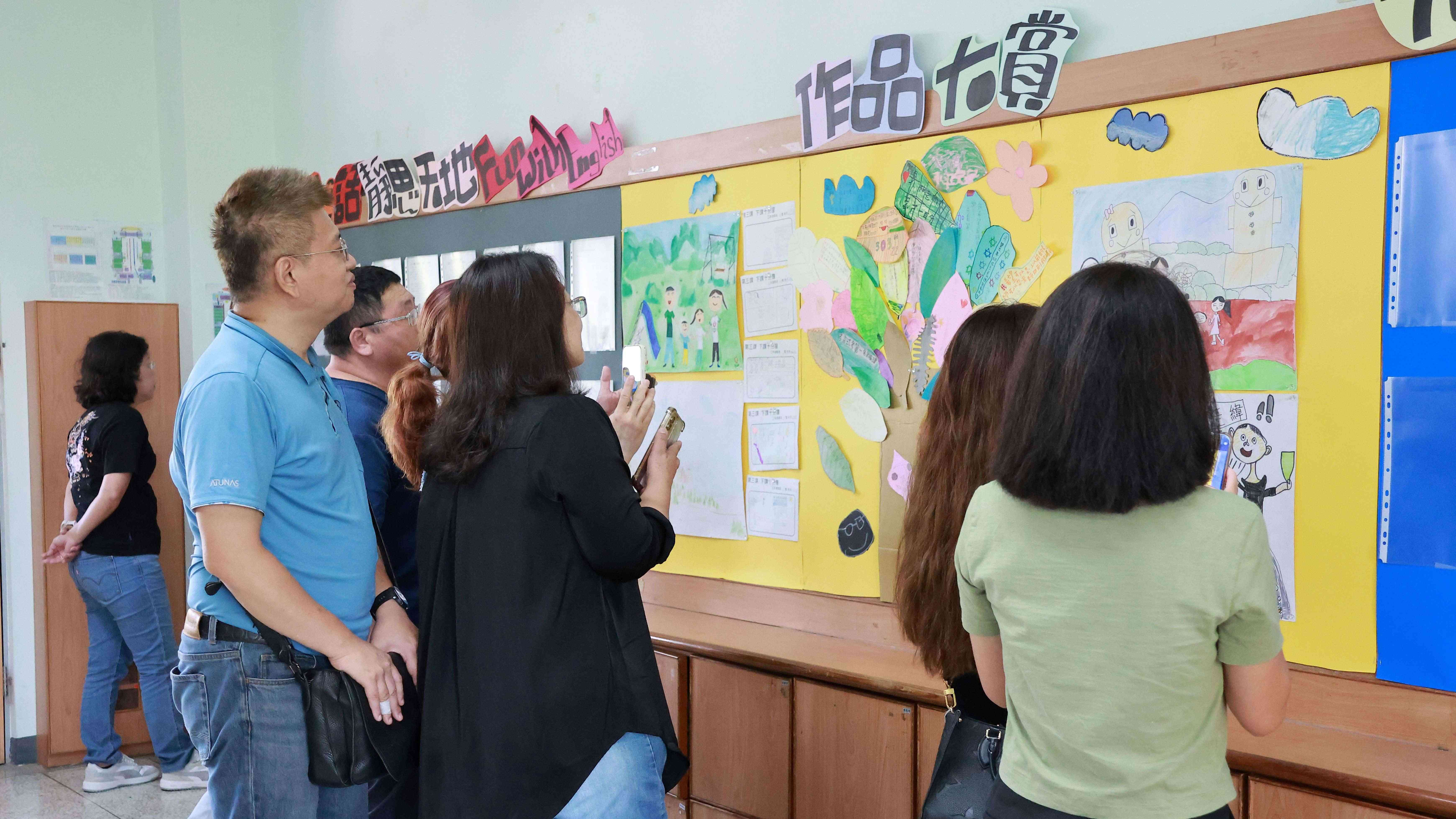 家長駐足在學生作品前，看見自己孩子的獨一無二。