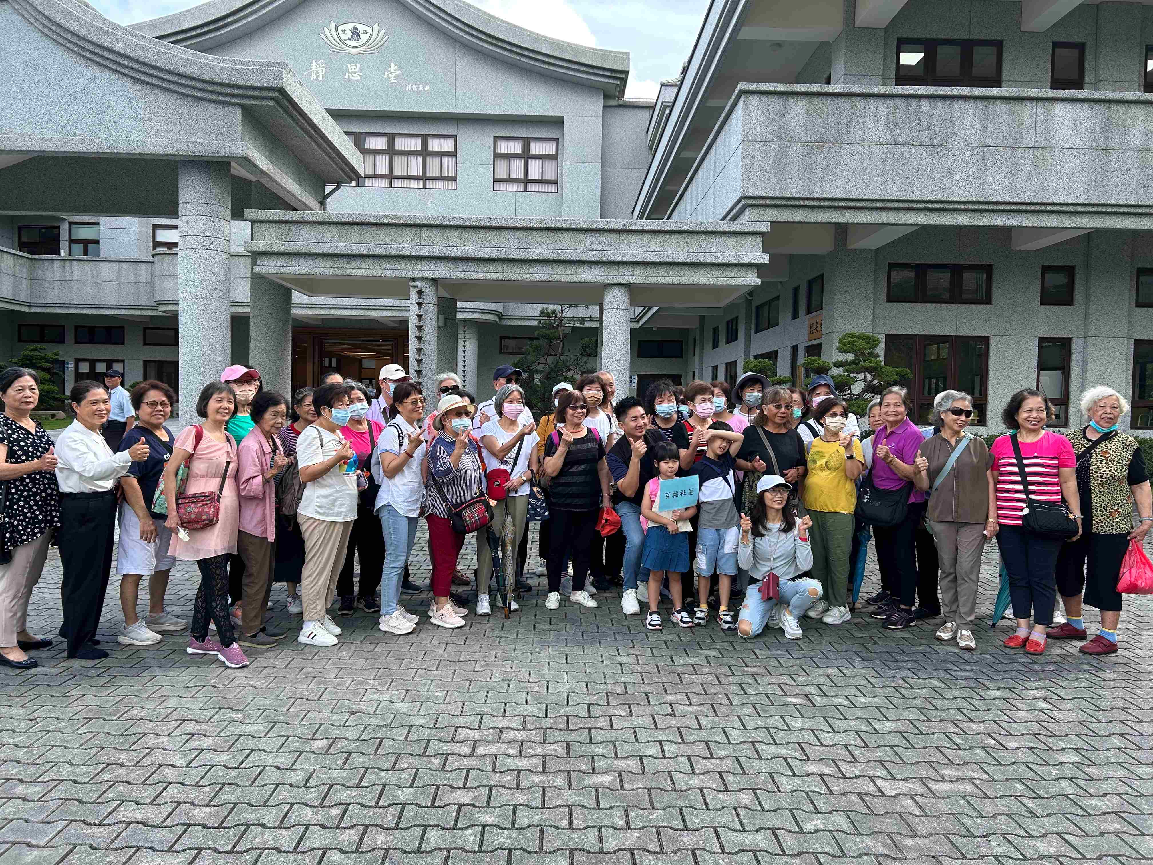 帶領四十一位社區里民的堵北里三十八歲謝孟翰里長(中黑衣)說：「在祈禱點傳心燈和時時說感恩，感受最深。於祈願時，我祈求鄉親里民、大家都平安順利、健康。現在年輕一輩不再迷信七月是鬼月，大家都強調環保精神，提倡減少燒紙錢。」