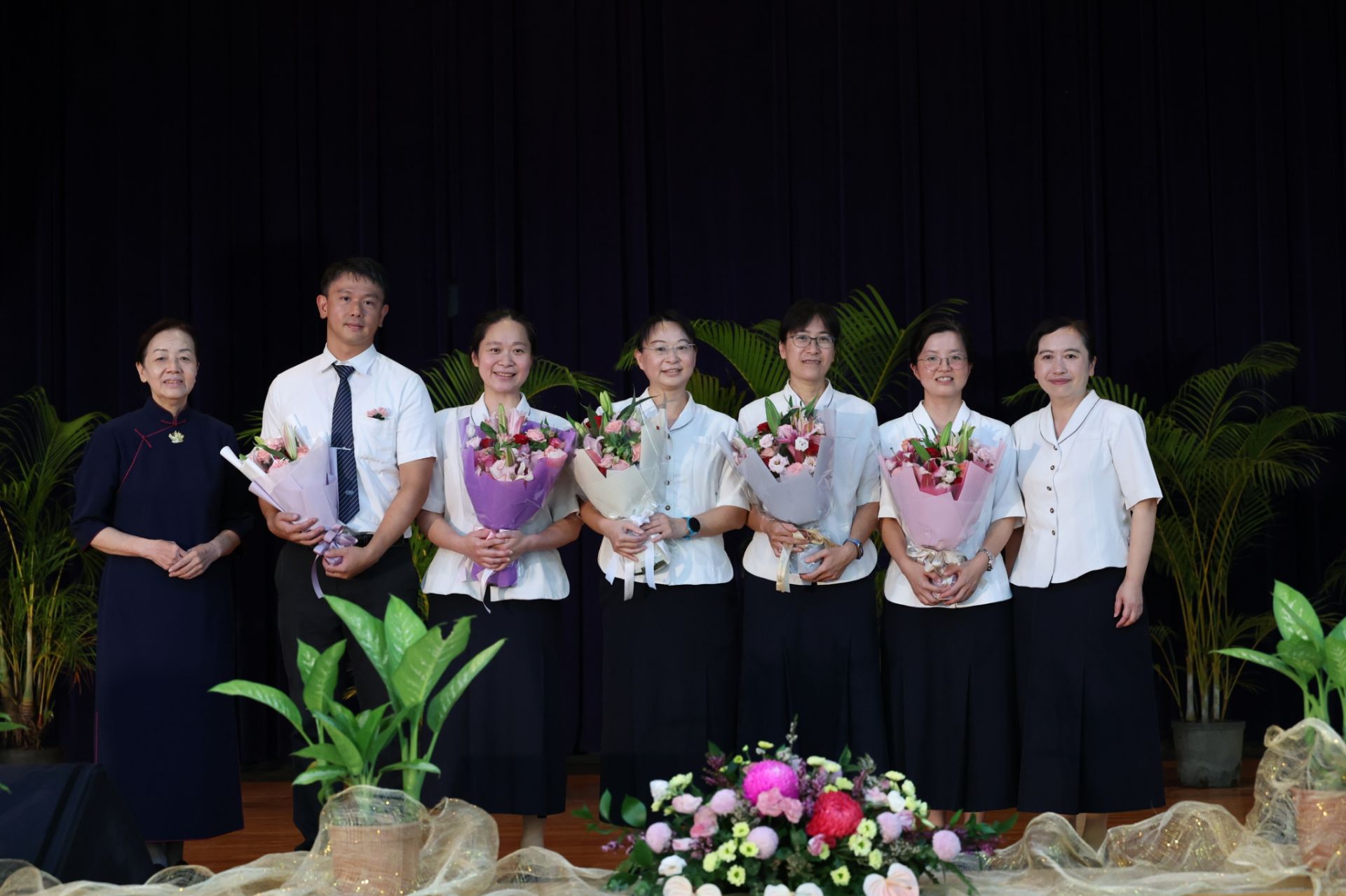 校長與若岑媽媽為服務滿十周年及二十周年堅持及用心的師長獻上祝福