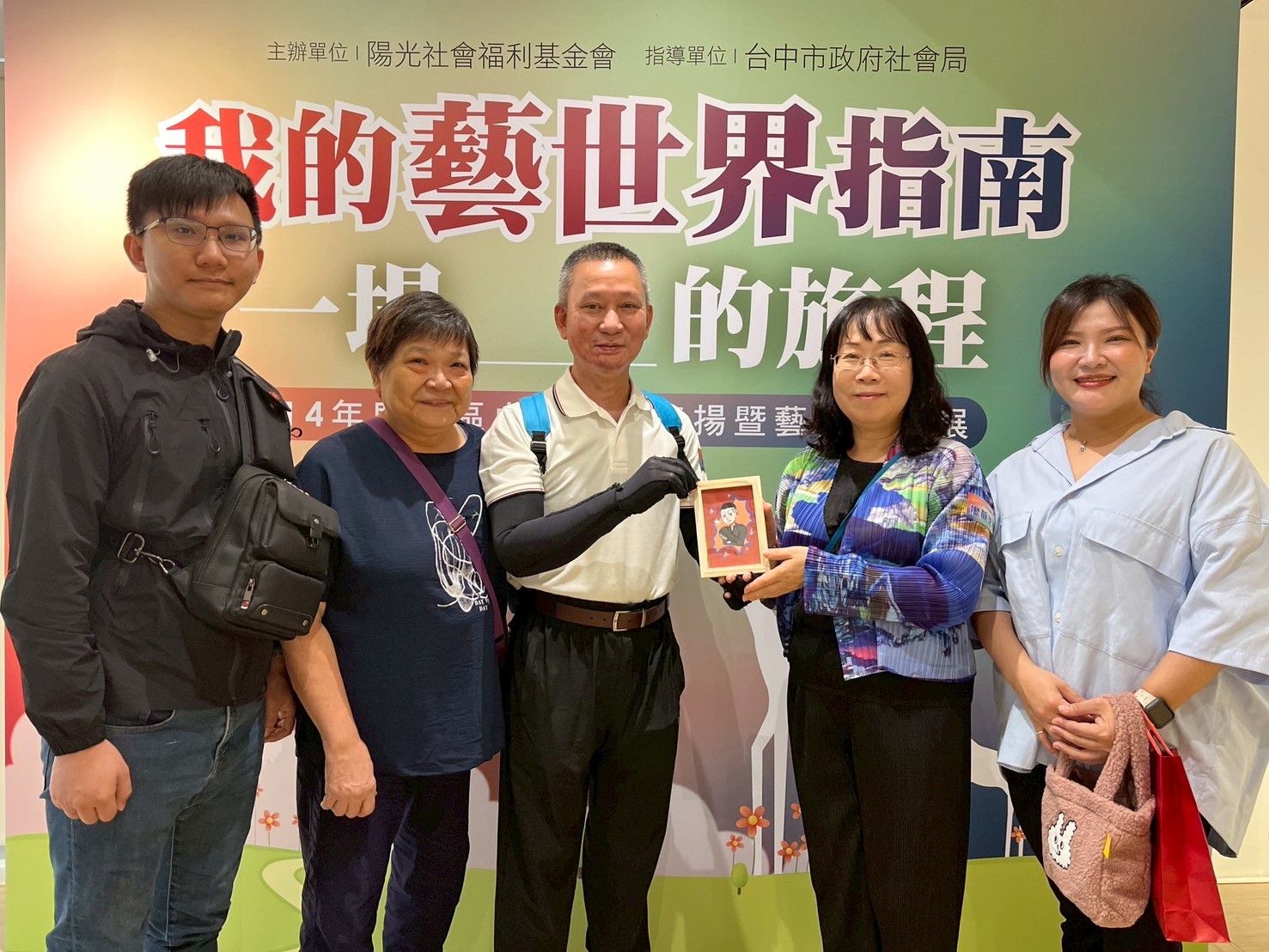 陽光傷友阿德一家與臺中市政府社會局長領獎合影