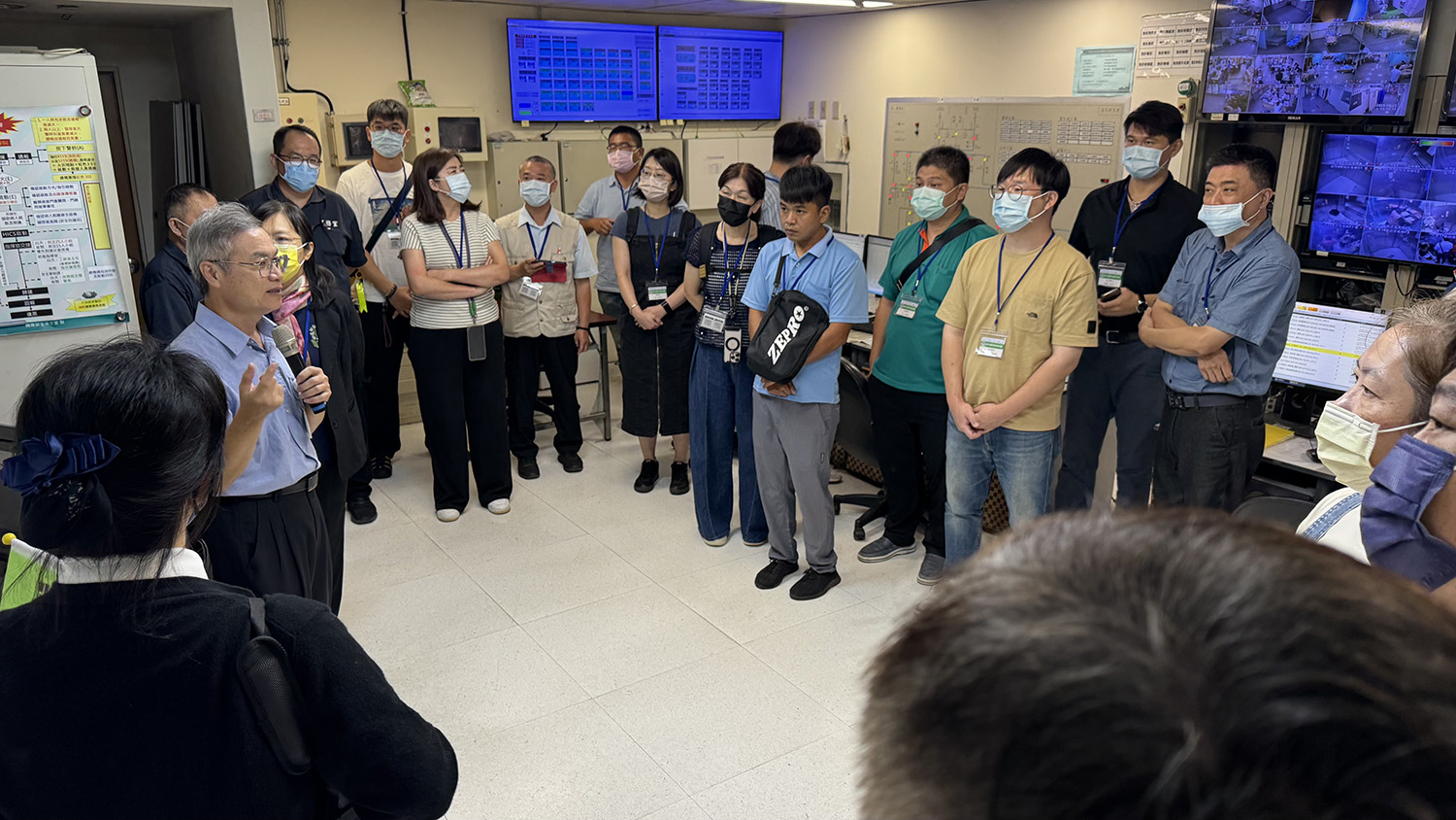 工務室主任王起鑫介紹醫院節能設備。