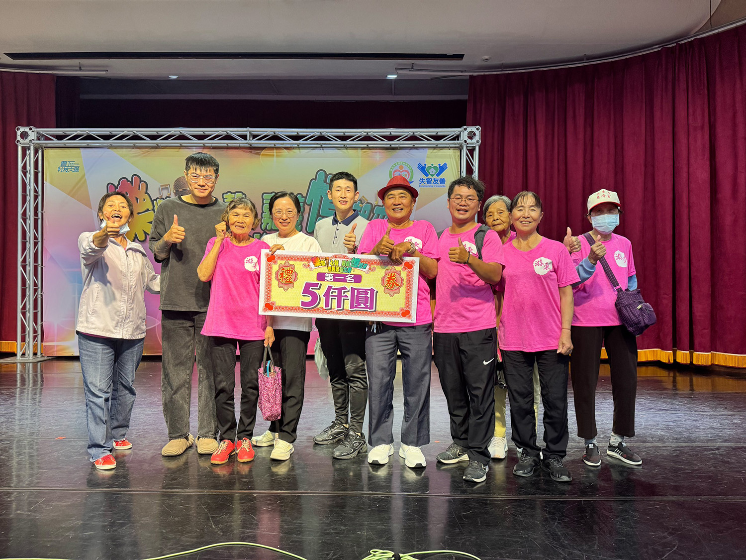 大林慈濟醫院的游東據點更在眾多團隊中脫穎而出，榮獲「第一名」殊榮合照。