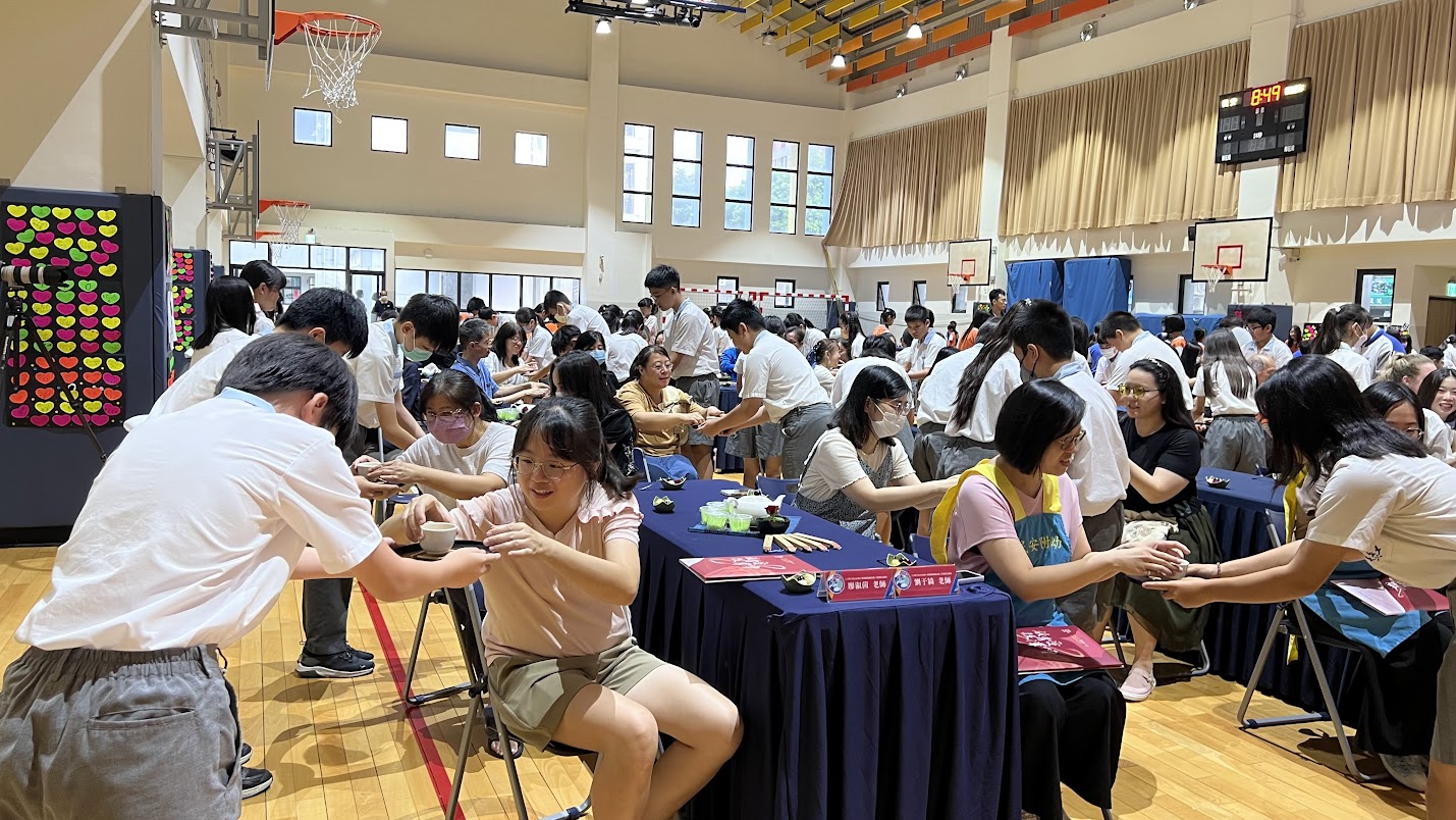 新莊區民安國小於2025年9月23日上午在能強館舉辦溫馨感人的「敬師奉茶」活動，此次奉茶的學生代表共有192位，分別是能強館六年級133位、各樓教室59位，採一對一方式進行奉茶。