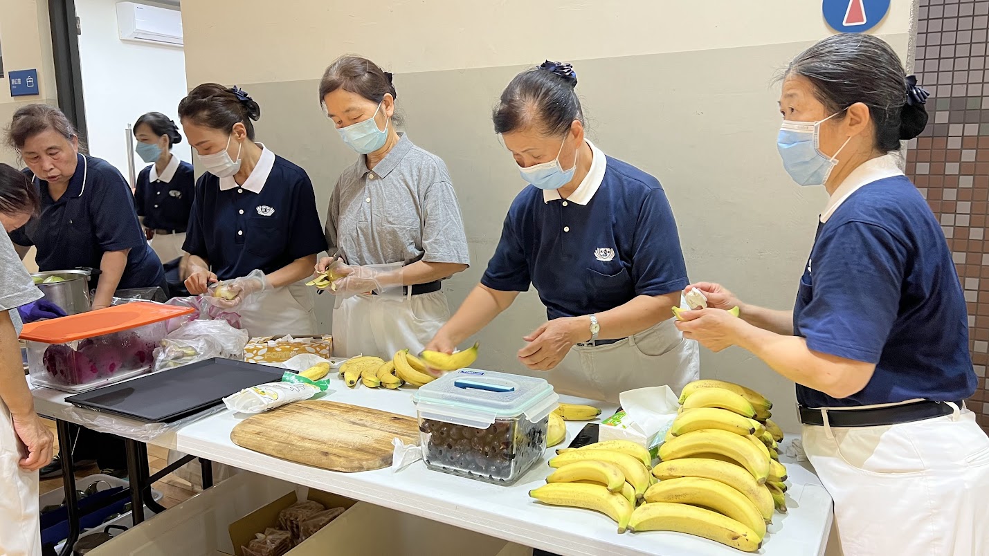 活動當天，承擔任務的新泰區慈濟志工，一大早就用心準備水果、點心、茶水及結緣品（中國結及環保筆）。