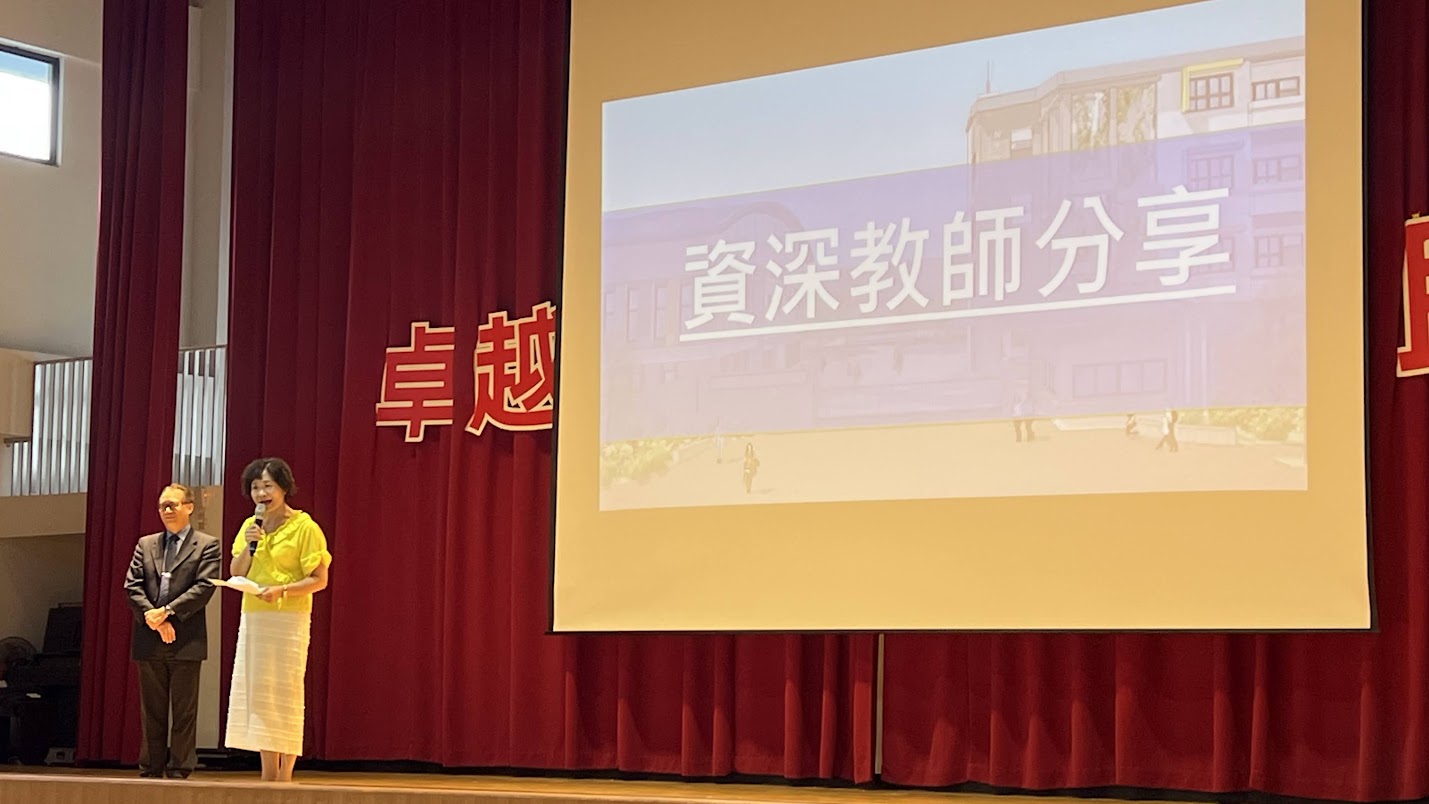 林淑期老師（右）是八位資深教師代表中教齡最長者。回溯四十年前，自台南師專畢業後，她便扎根於民安國小杏壇至今。