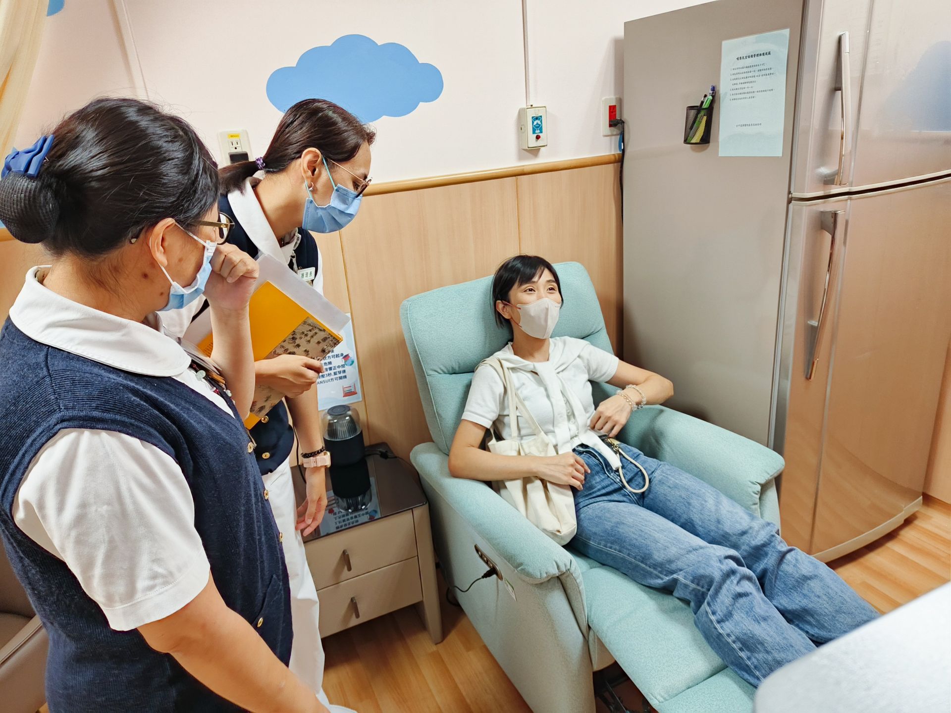 專業網紅品瑄營養師（右）體驗哺乳室設施，並試躺專用哺乳椅。