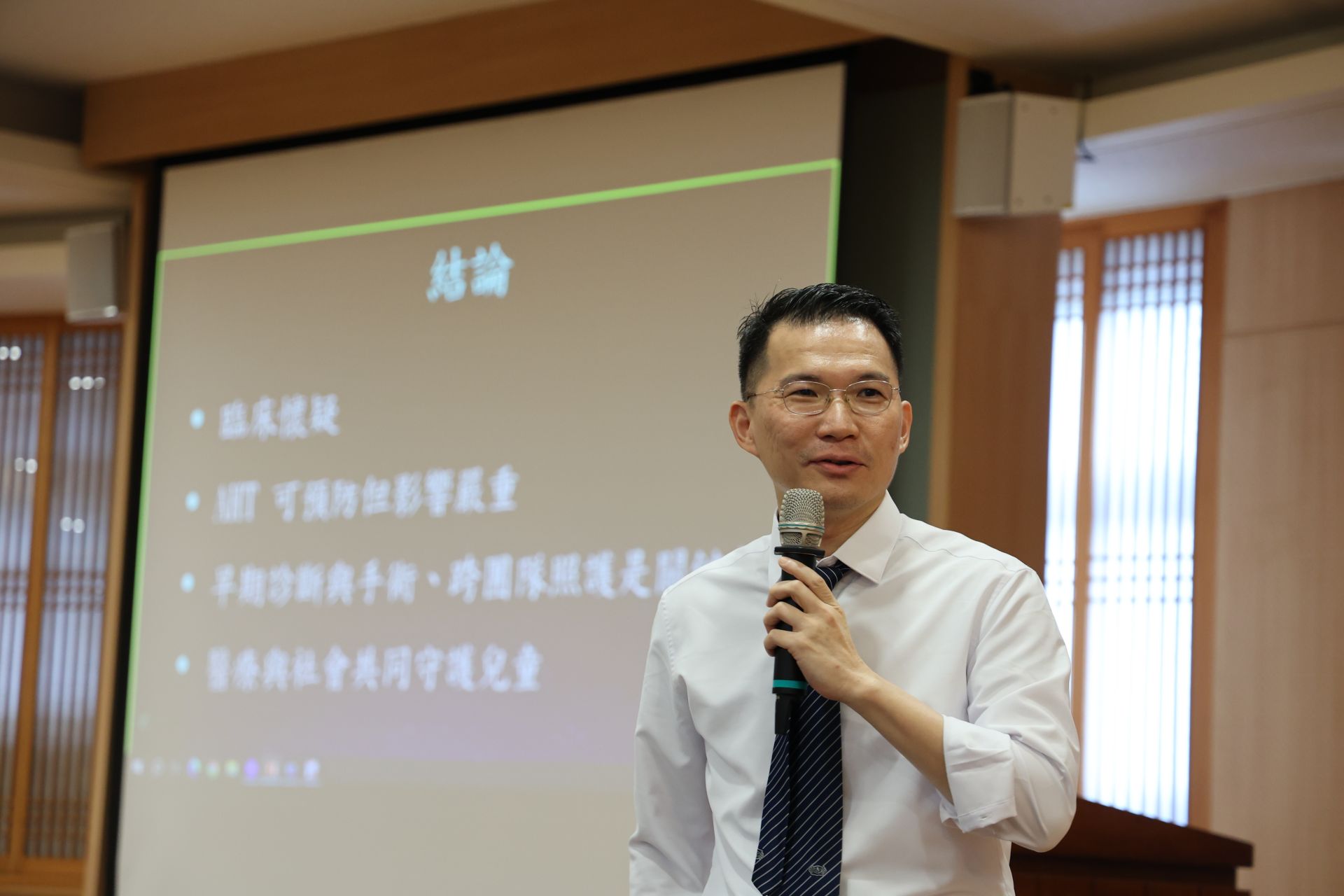 神經外科主任蔡昇宗醫師主講「兒童受虐性腦傷的照顧與手術」，蔡主任認為早期診斷、及時手術及跨團隊照護，以及第一線醫師的細心觀察，才能透過醫療與社會共同守護兒童。