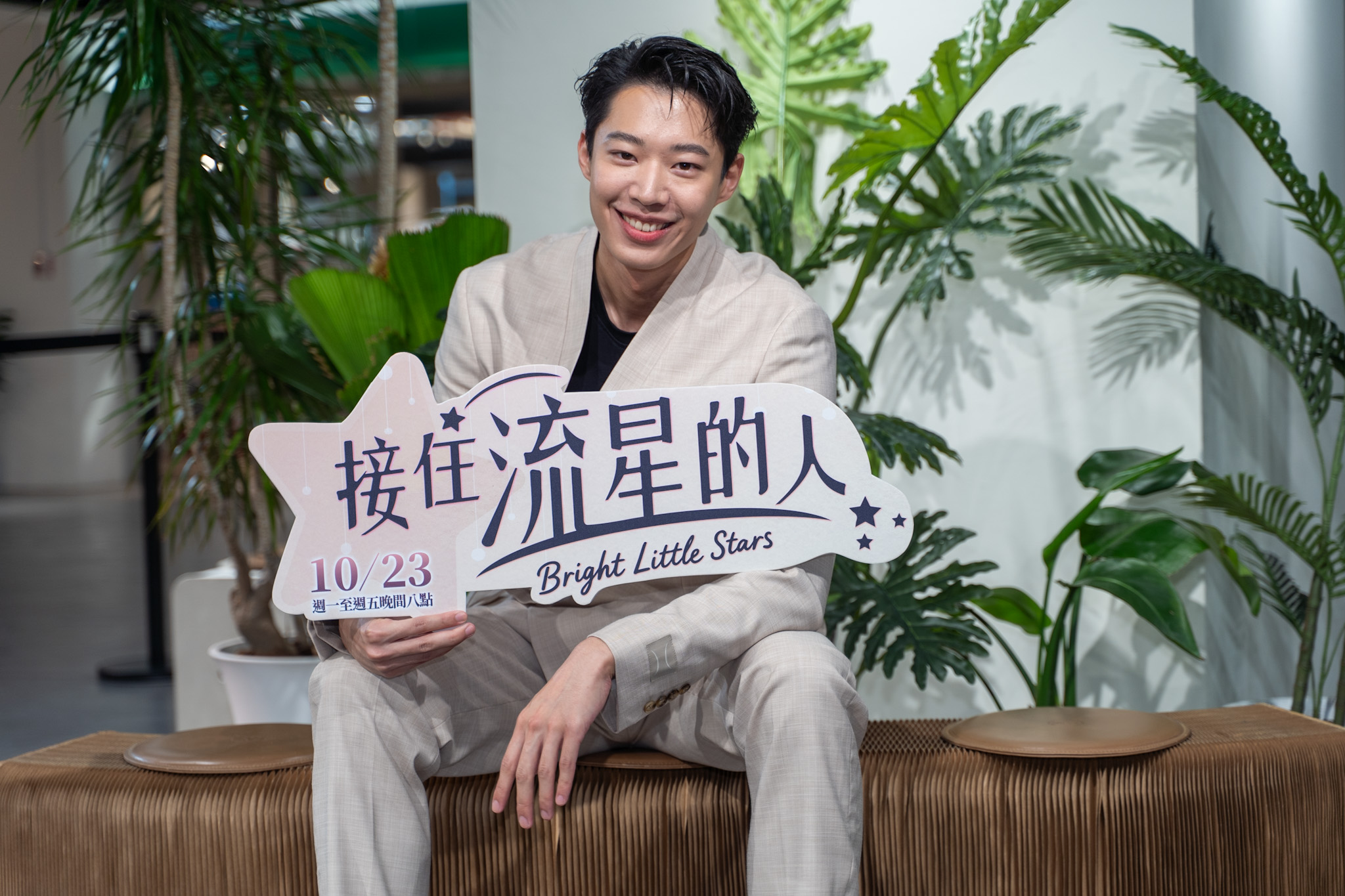 大愛劇《接住流星的人》黃信赫飾演課輔班志工老師李政緯