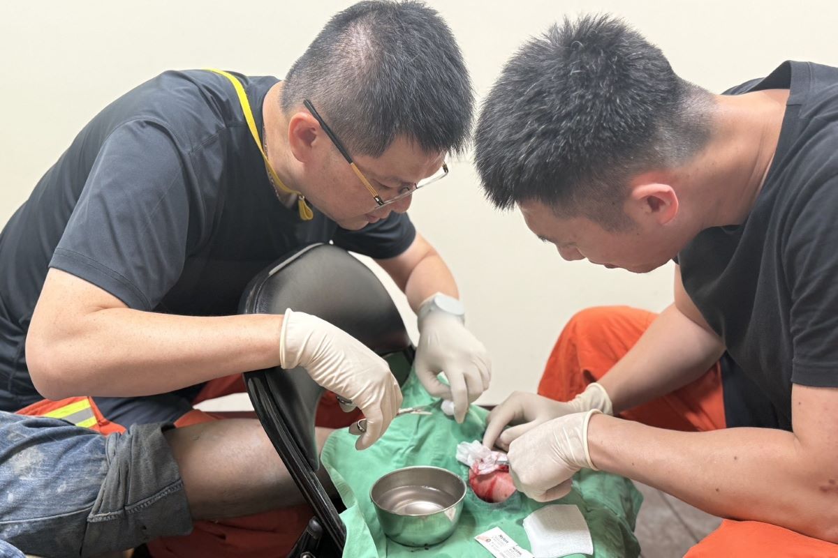 台北慈濟醫院急診部陳玉龍副主任(左)與新北市特搜醫療組赴花蓮救災，負責急重症及外傷處置。