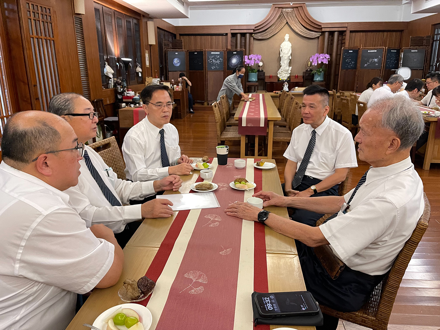 慈濟醫療法人執行長林俊龍(右一)、花蓮慈濟醫院林欣榮院長(左三)、陳星助副院長(右二)、資深顧問許文林(左二)與慈濟東區人醫會總幹事林永森召開醫療應變會議。