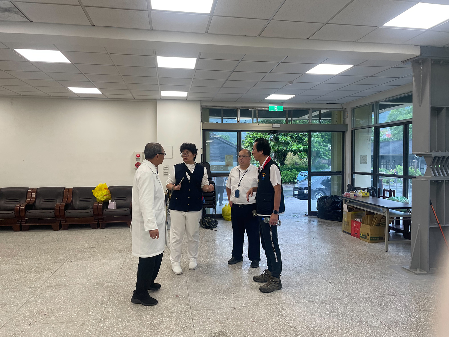 花蓮縣衛生局局長朱家祥為花蓮慈院醫療隊安排大型醫療站地點。