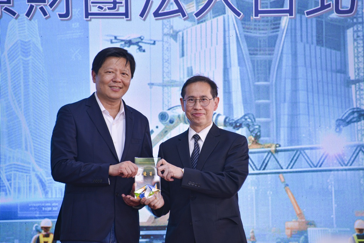 台北慈濟醫院榮獲「職場永續健康與安全獎」，由鄭敬楓副院長代表領獎。