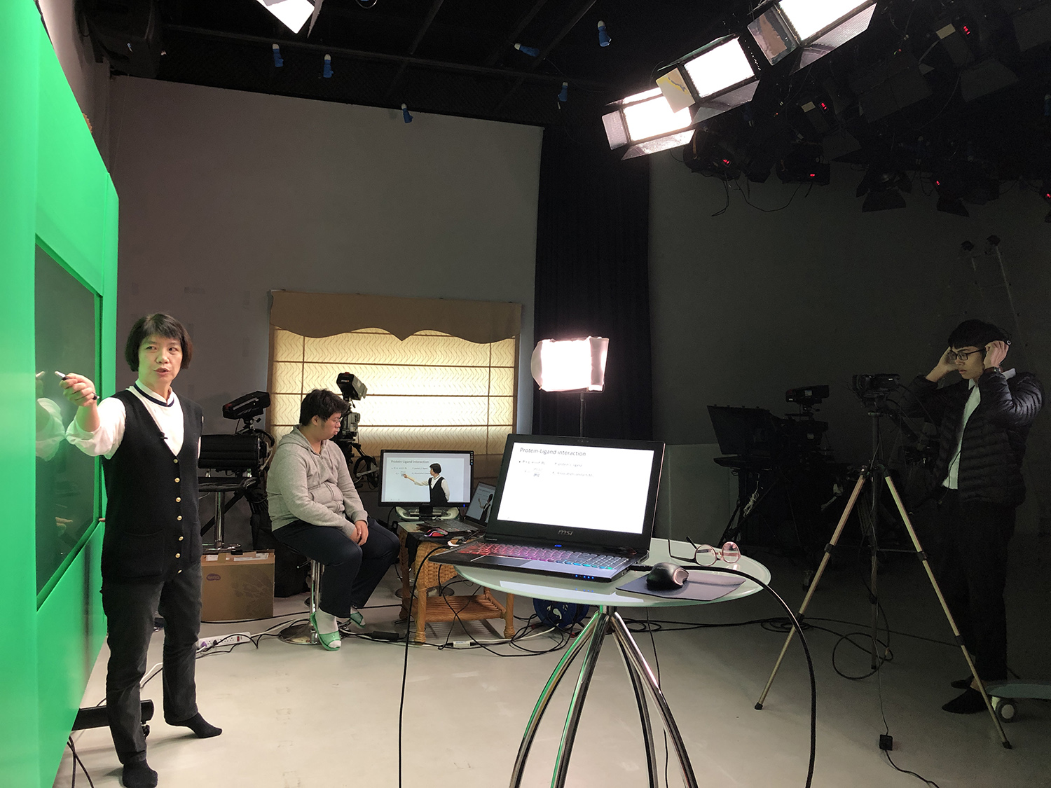 隨著科技進步，課程製作團隊不斷更新技術與設備，無論燈光或錄影細節，都展現專業與用心。