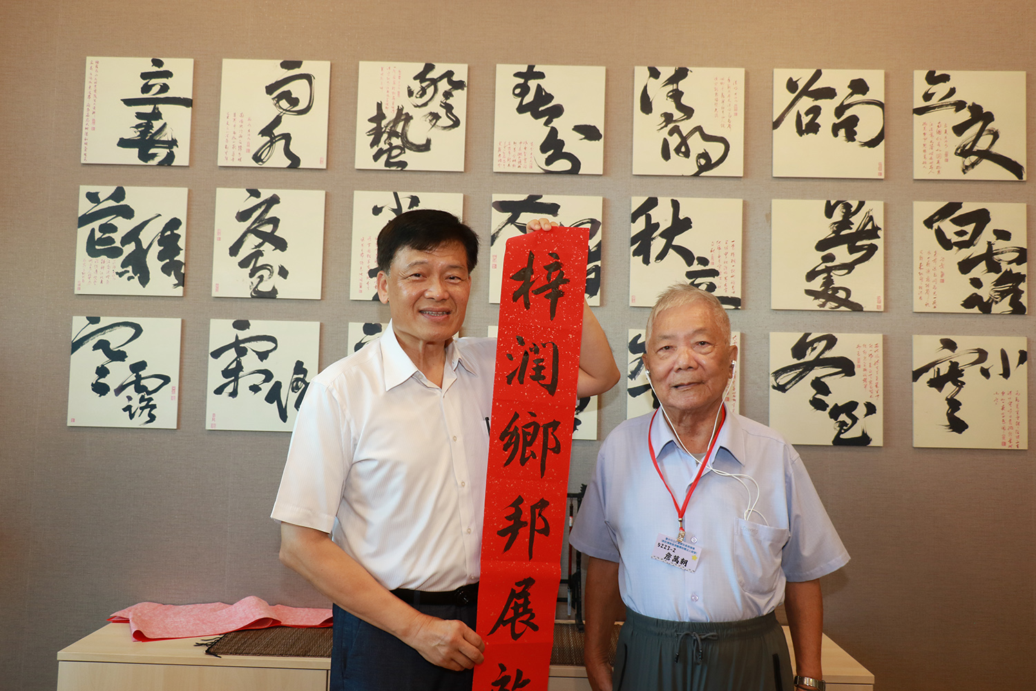 張爺爺墨寶對聯贈送曾梓展局長。