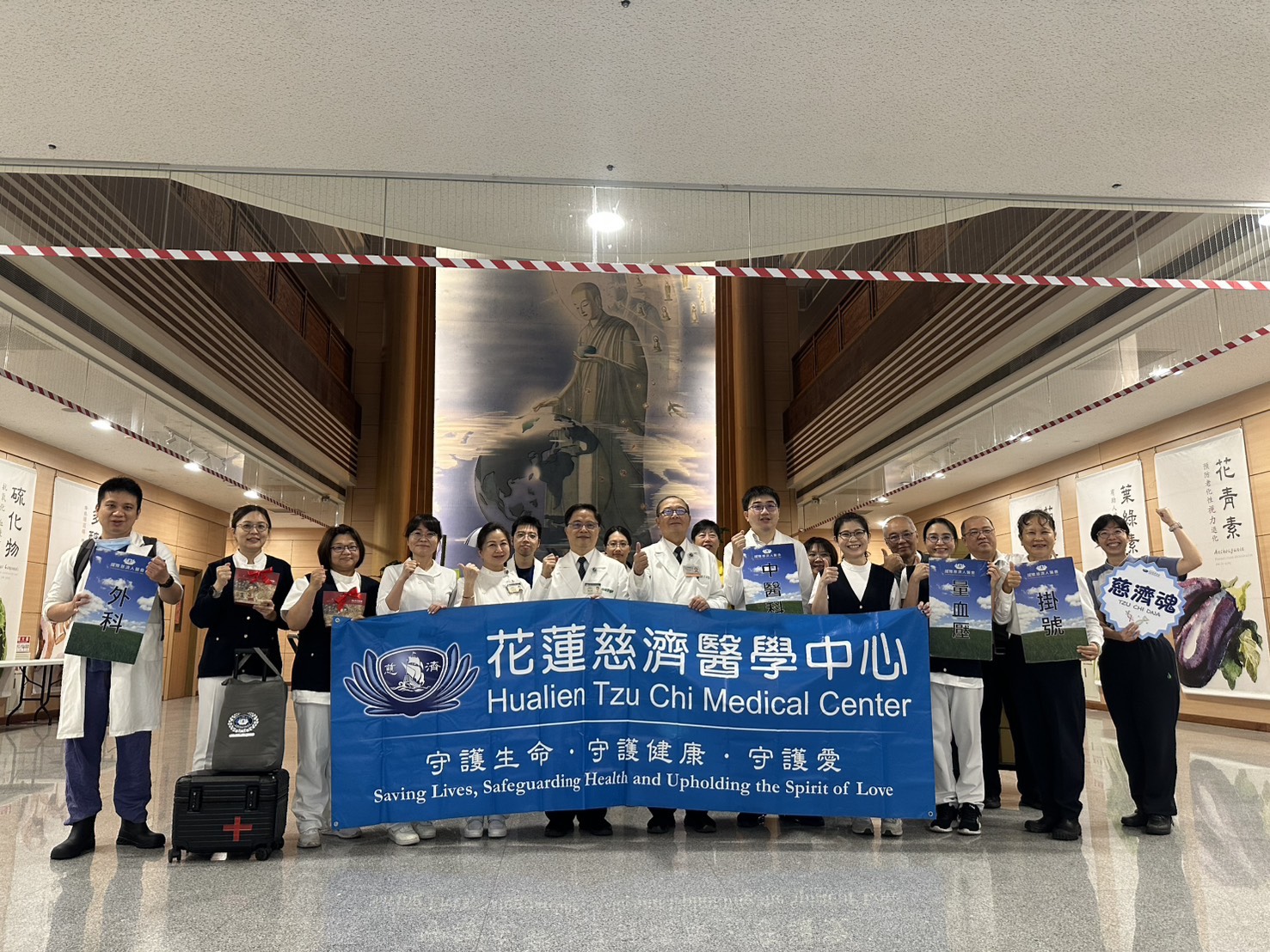 花蓮慈濟醫院駐診醫療隊上午7點整隊出發前往光復鄉，出發前合照。