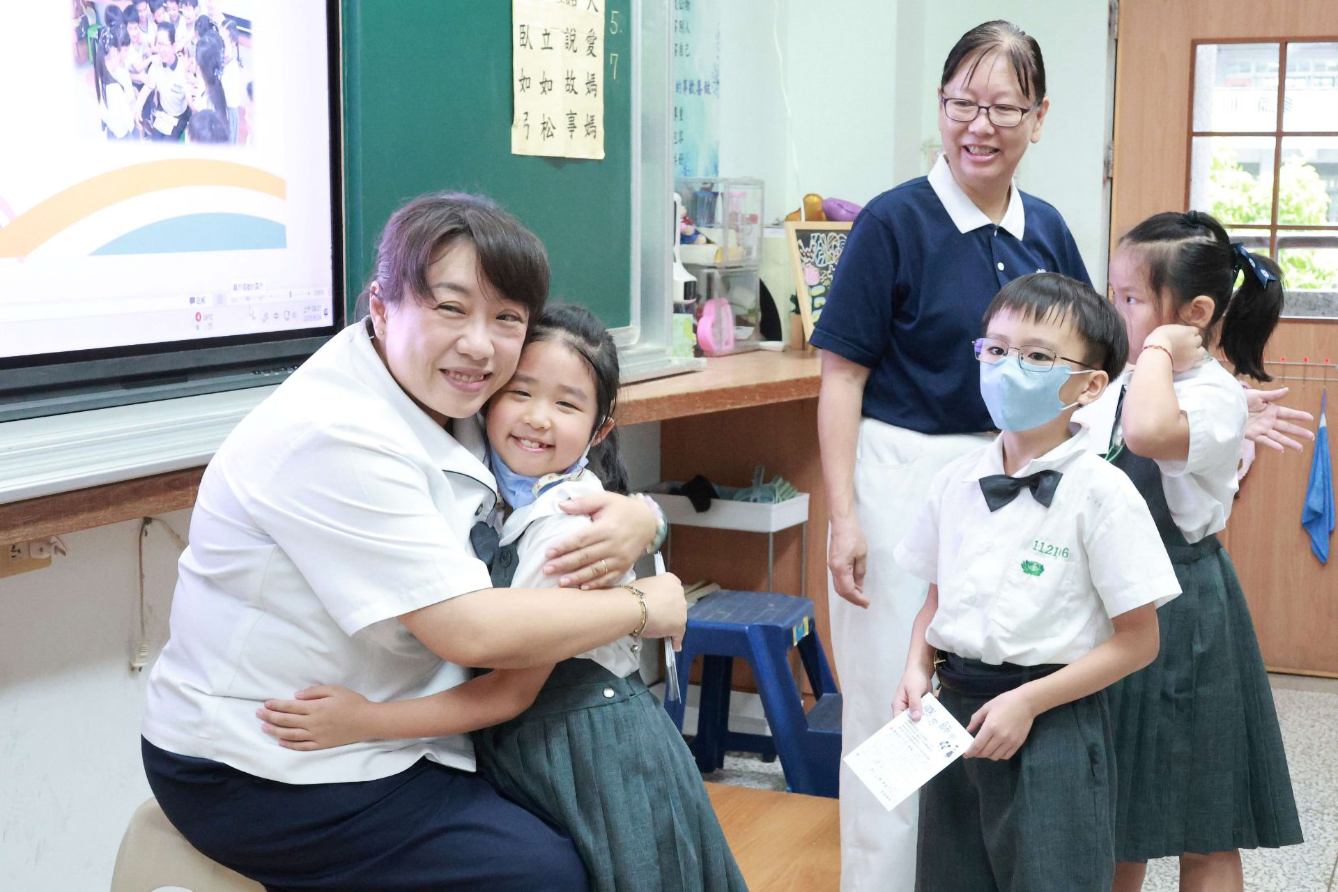 孩子用真誠擁抱，表達對老師滿滿的感謝。