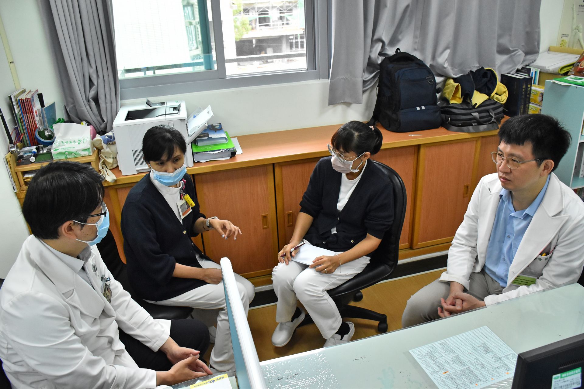 關山慈院副院長吳勝騰醫師召集IDS醫療團隊，討論如何確保部落病人的藥物不會中斷，有藥可服。