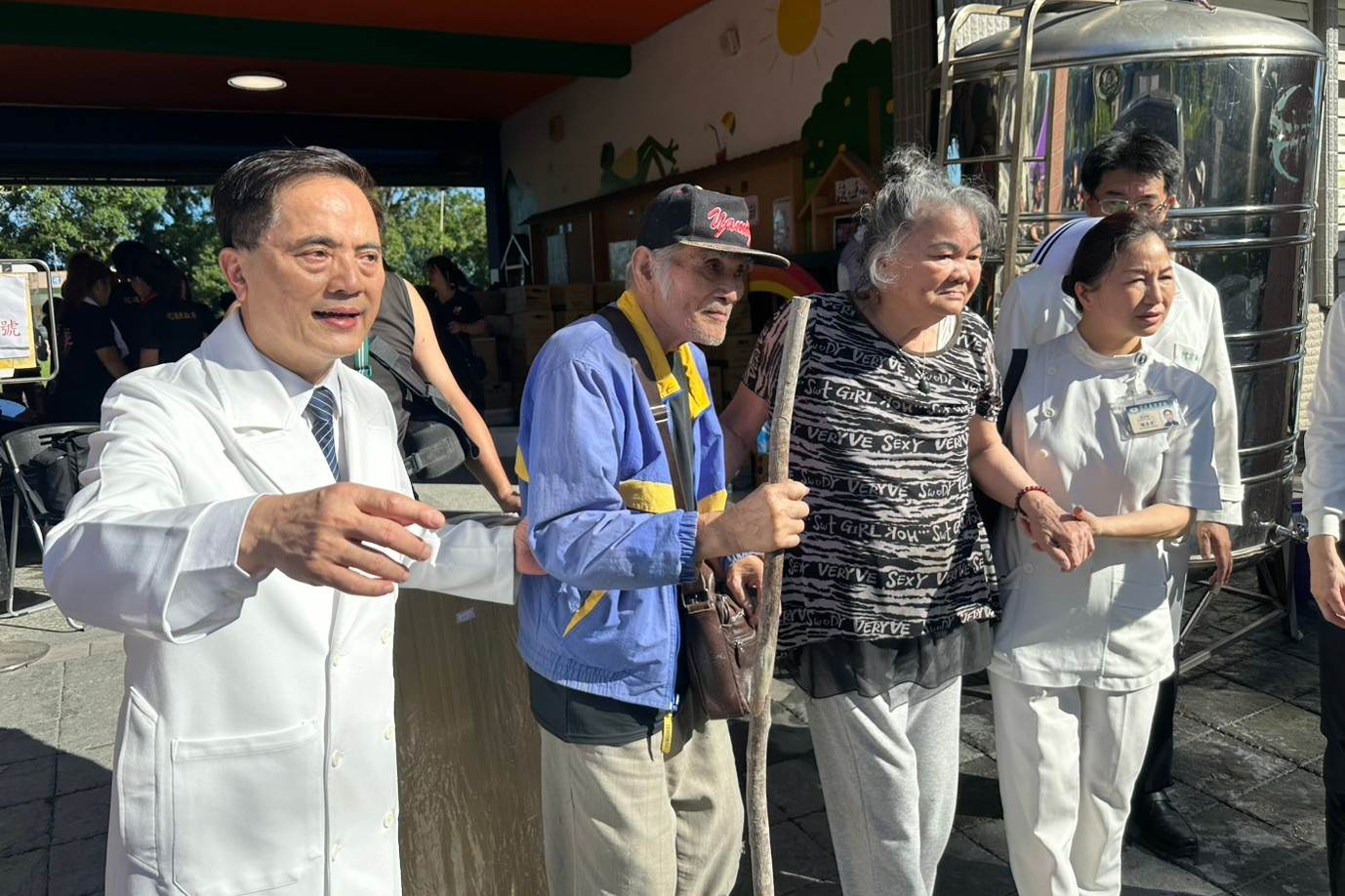 花蓮慈院醫護與志工合心合力，不僅醫療守護，更投入物資援助與環境清理，帶來安心與希望，陪伴光復鄉早日重建。（攝影／徐玲玲）