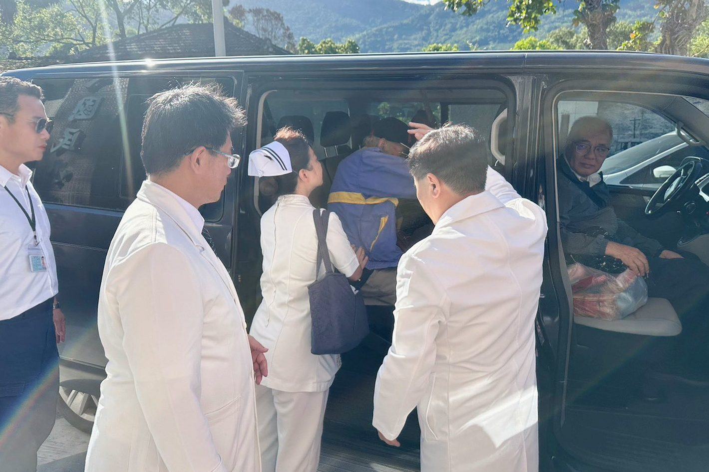 強烈颱風「樺加沙」造成光復鄉嚴重災情，花蓮慈院第一時間設立臨時醫療站守護災民健康，並立即給予同仁家屬關懷與協助。