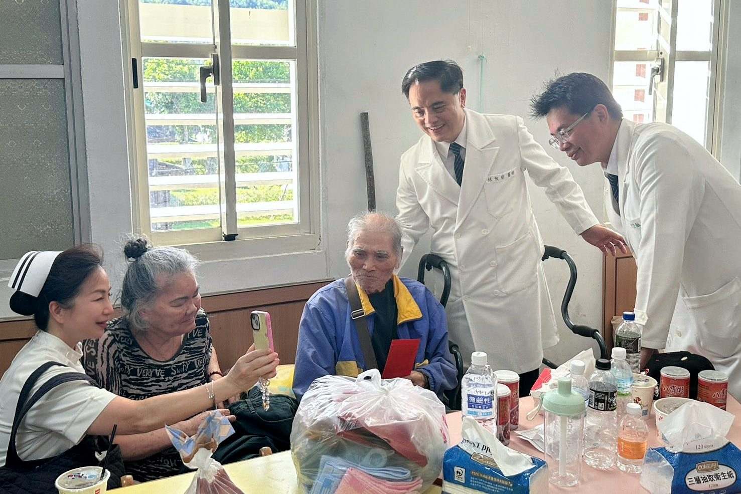 強烈颱風「樺加沙」造成光復鄉嚴重災情，花蓮慈院第一時間設立臨時醫療站守護災民健康，並立即給予同仁家屬關懷與協助。