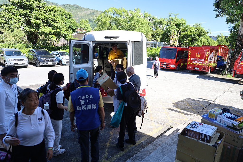 花蓮慈濟醫院啟動醫療馳援，備妥了各式物資，為受災鄉親提供即時的救護與關懷，把人情的溫度送到每一位災民心中。（攝影／陳安俞）