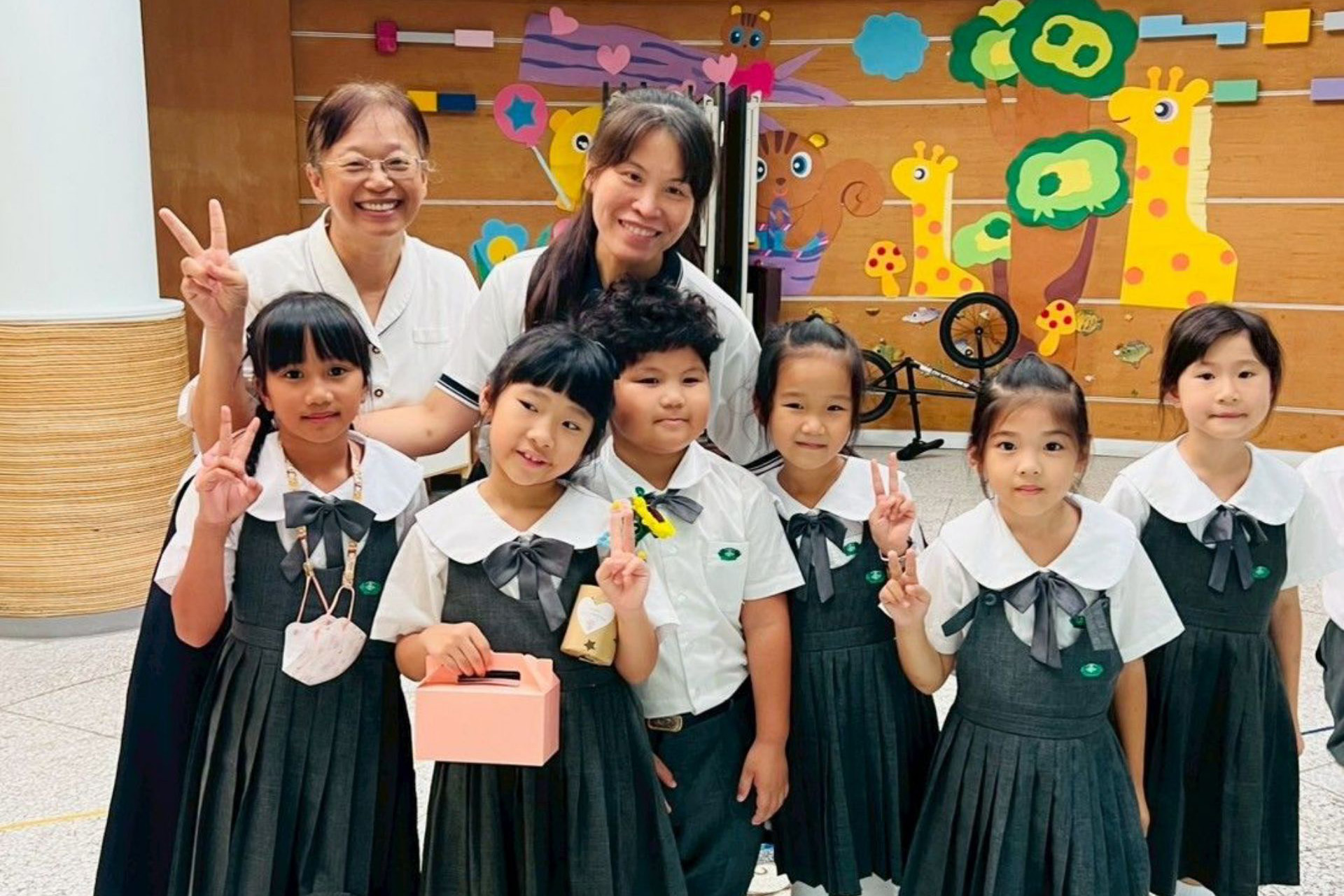 一年級小朋友回到幼兒園，抱抱老師、送上感恩花
