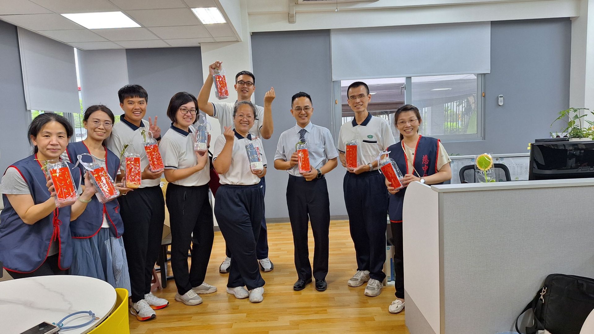 慈大附中家長會也帶來祝福禮 祝老師佳節愉快