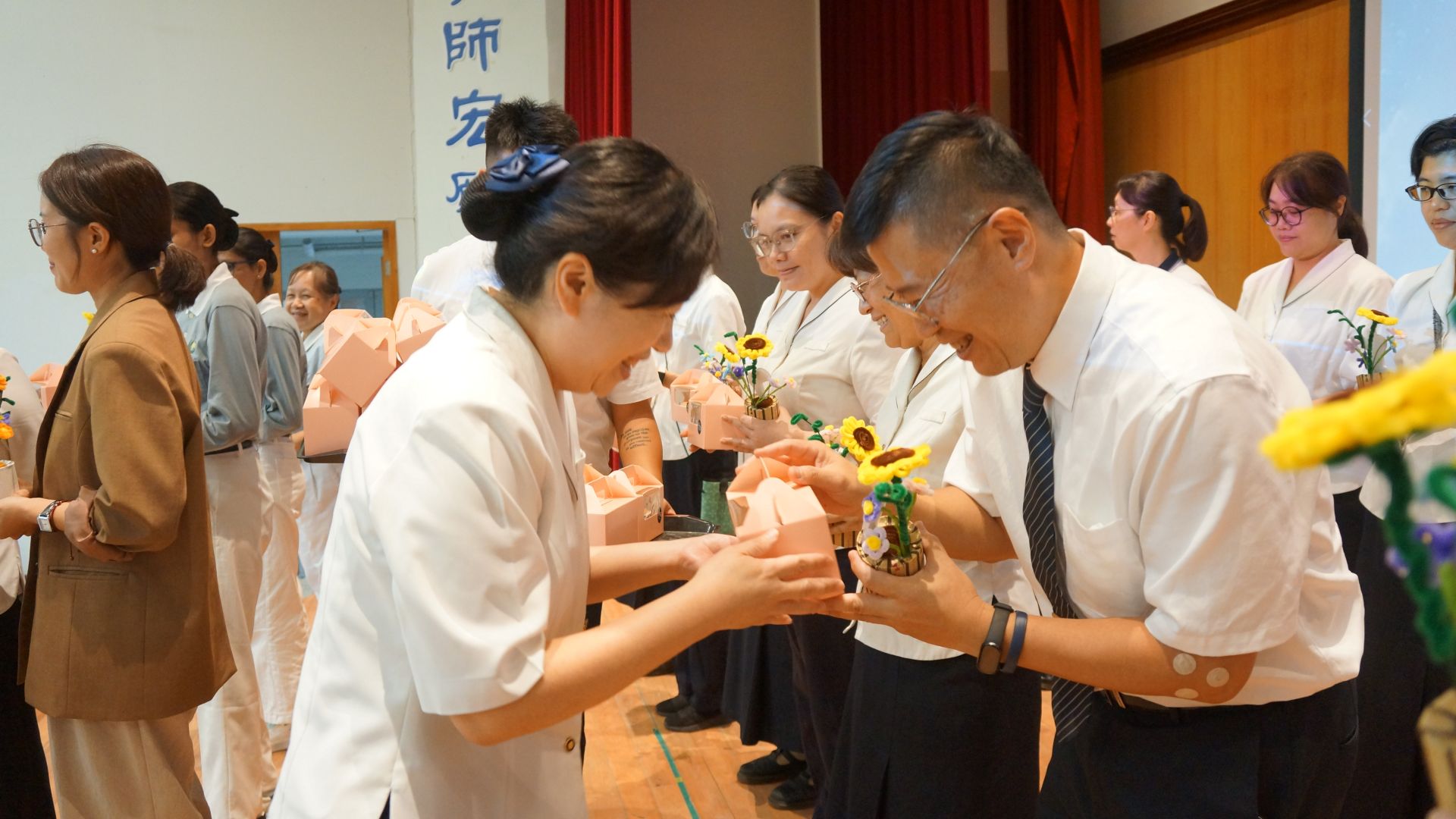 廖逸貞校長致贈「倍加感恩、倍加甜蜜」杯子蛋糕，祝福師長健康順心。