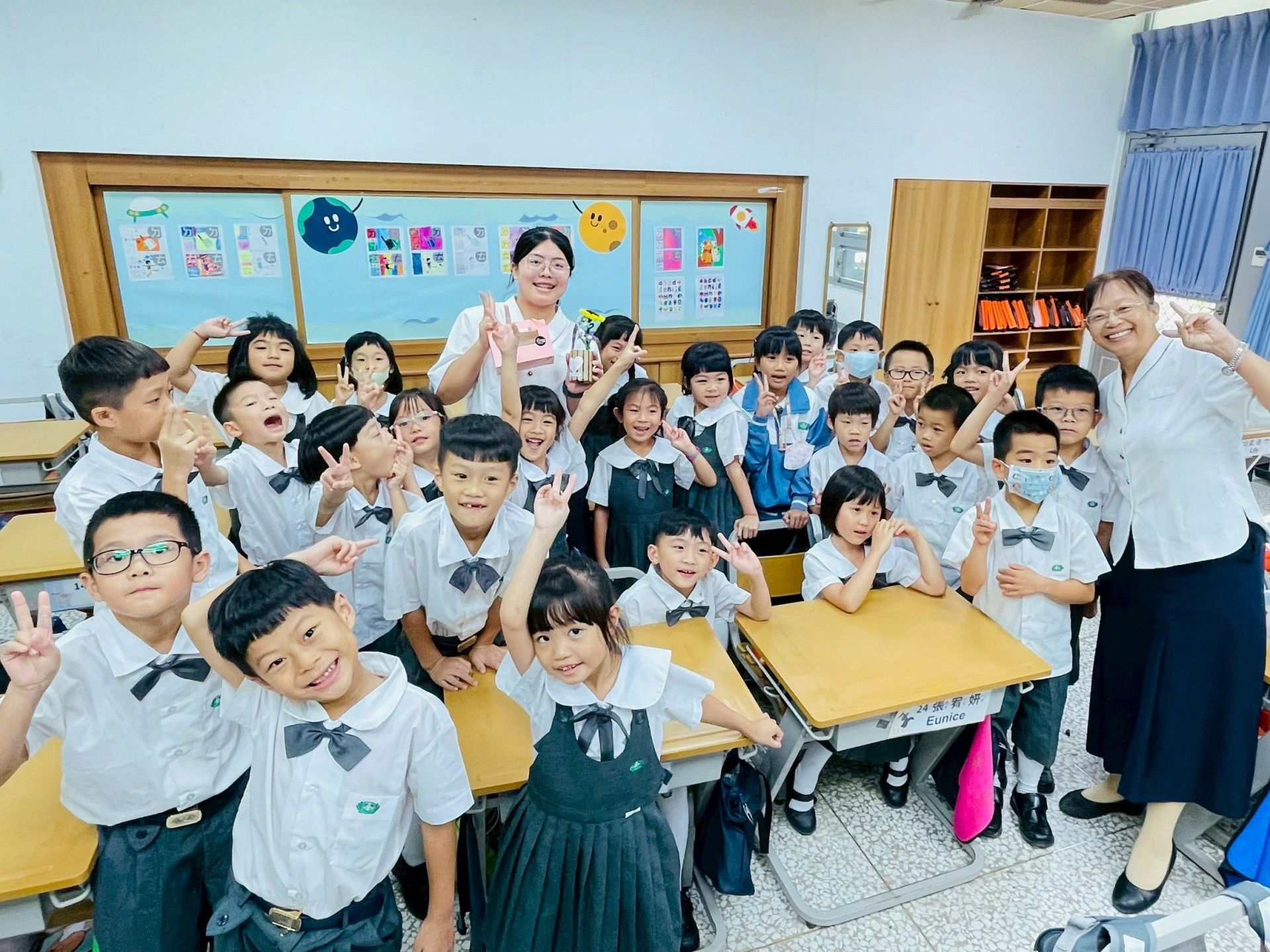 教室裡充滿歡笑與感恩氛圍，師生共同留下美好回憶